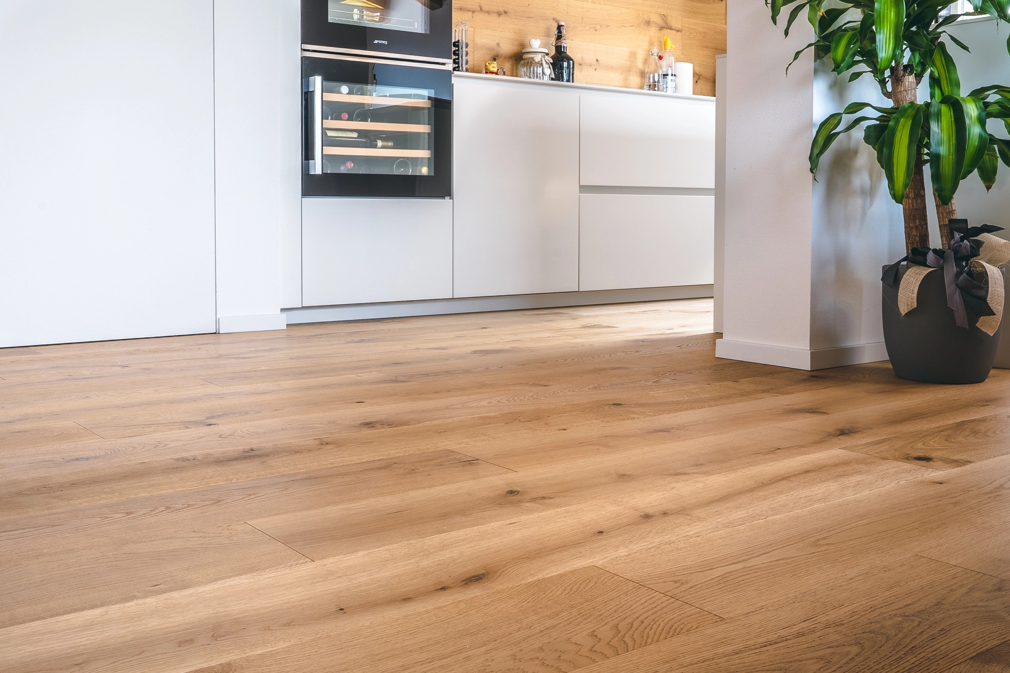 una cucina e un pavimento in legno