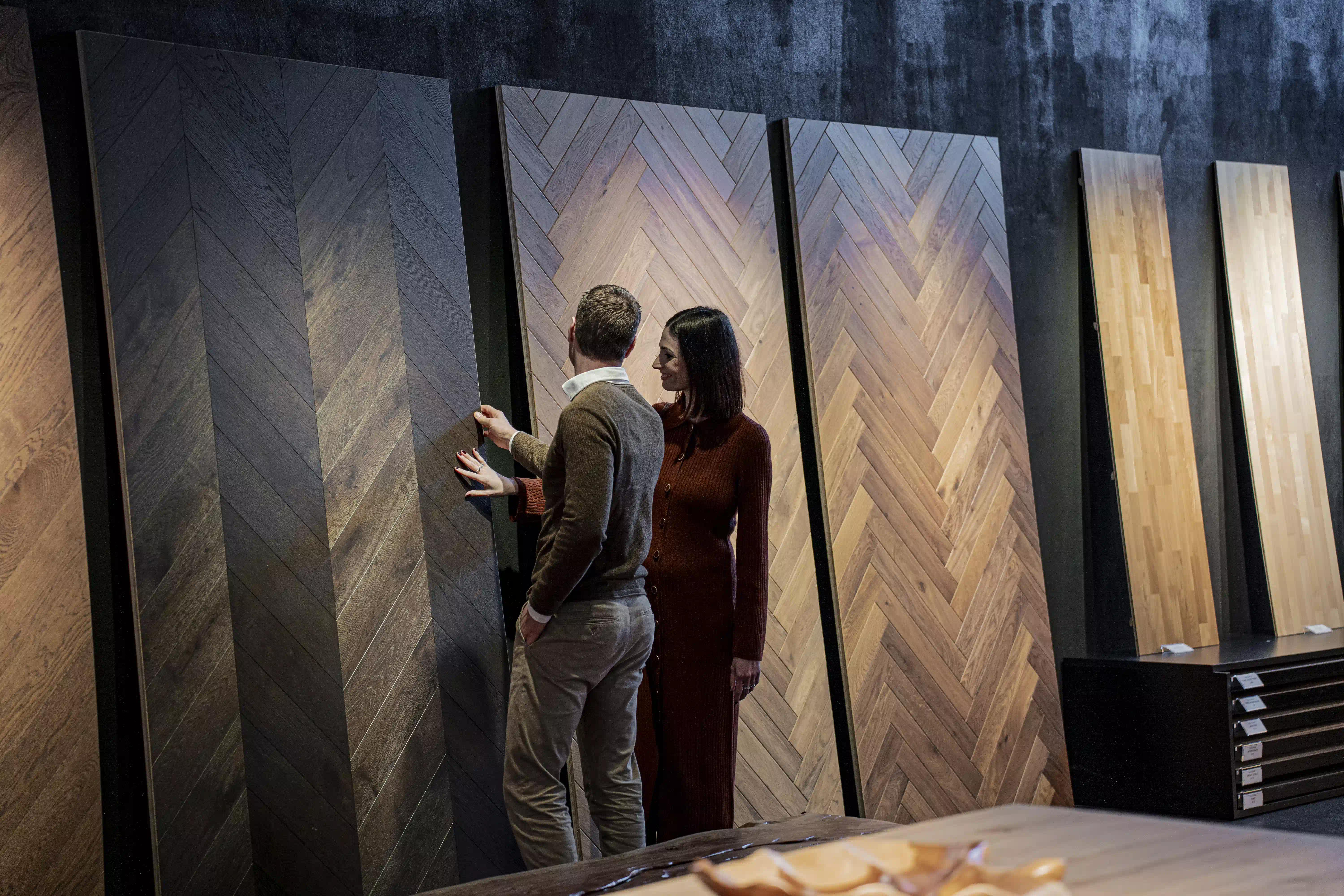 Coppia di persone che tocca assi di parquet di Cabbia