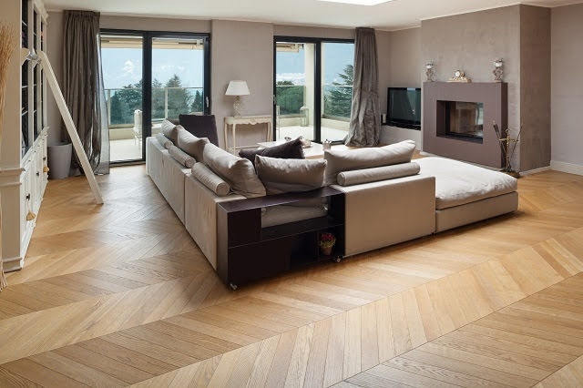 Salotto con parquet a Spina Francese Large Rovere naturale di Cabbia