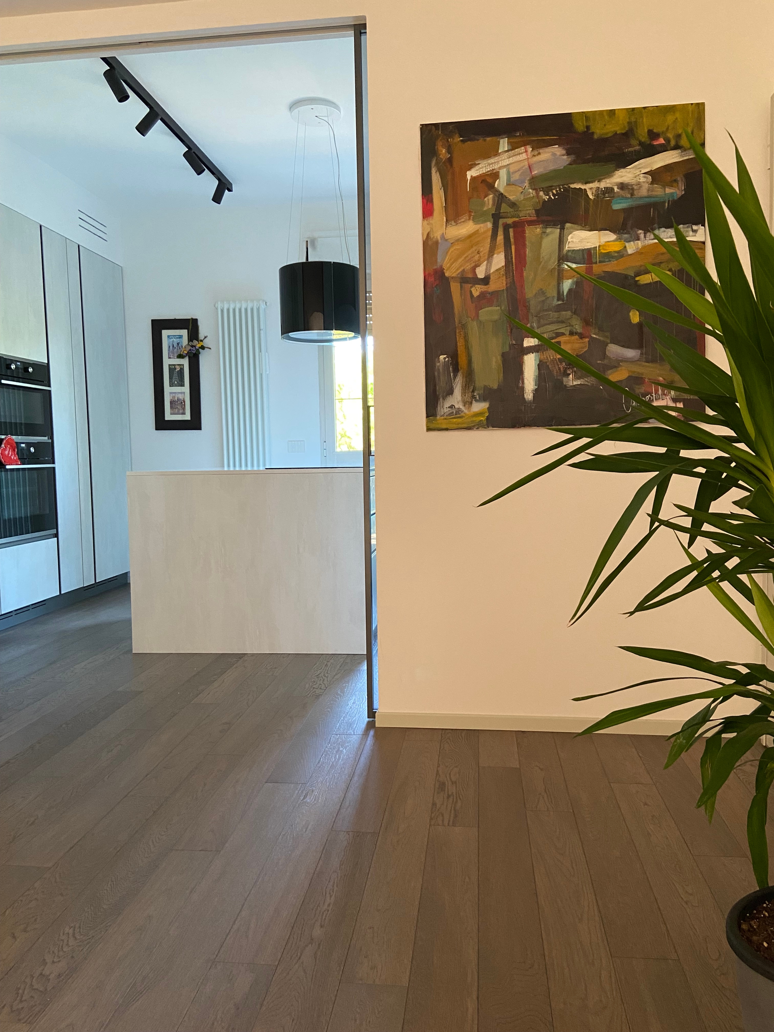 Scorcio di soggiorno con parquet di Quercia Piallato Rustik Cement linea Luxury di Cabbia