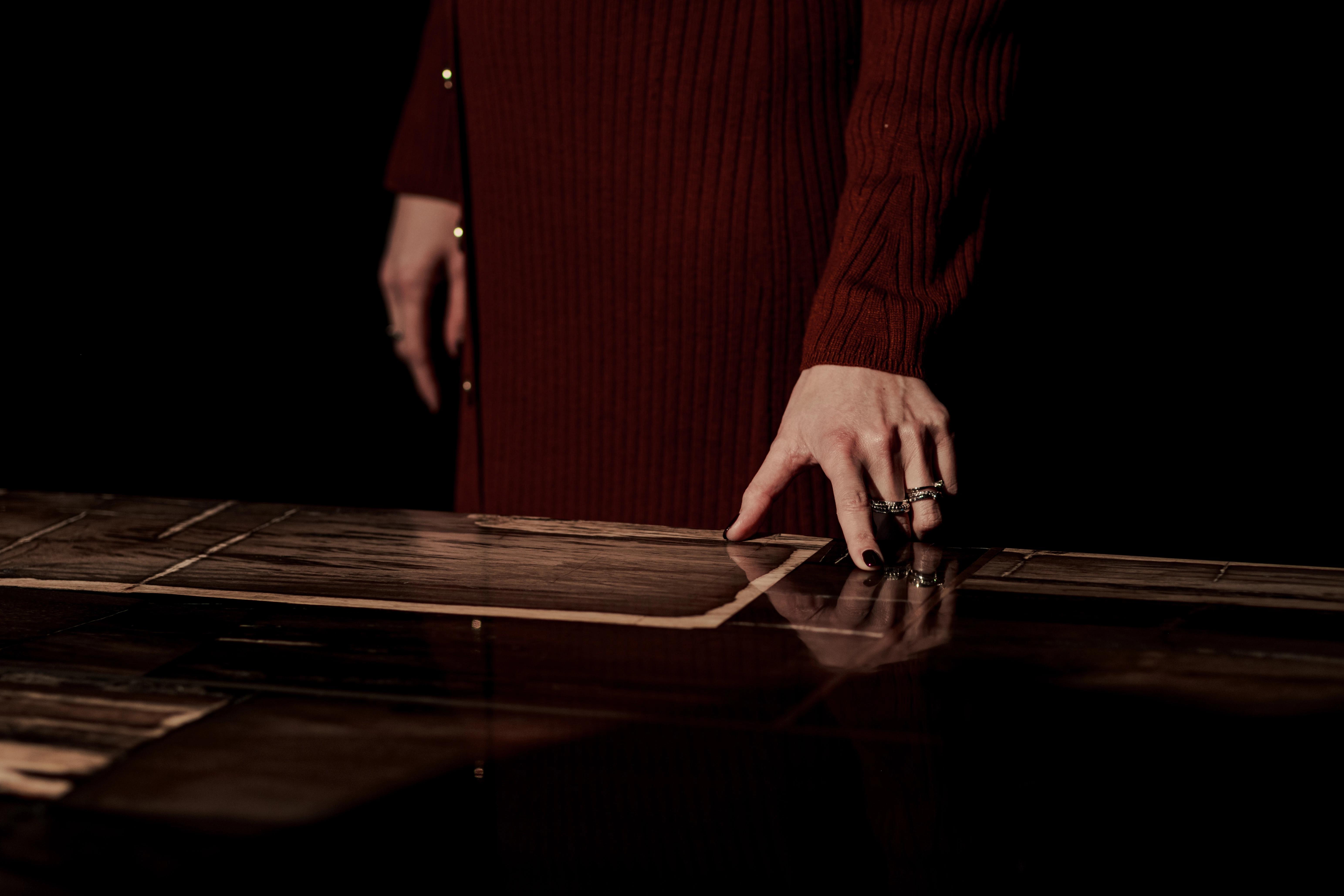 Donna che tocca un tavolo di design di Cabbia