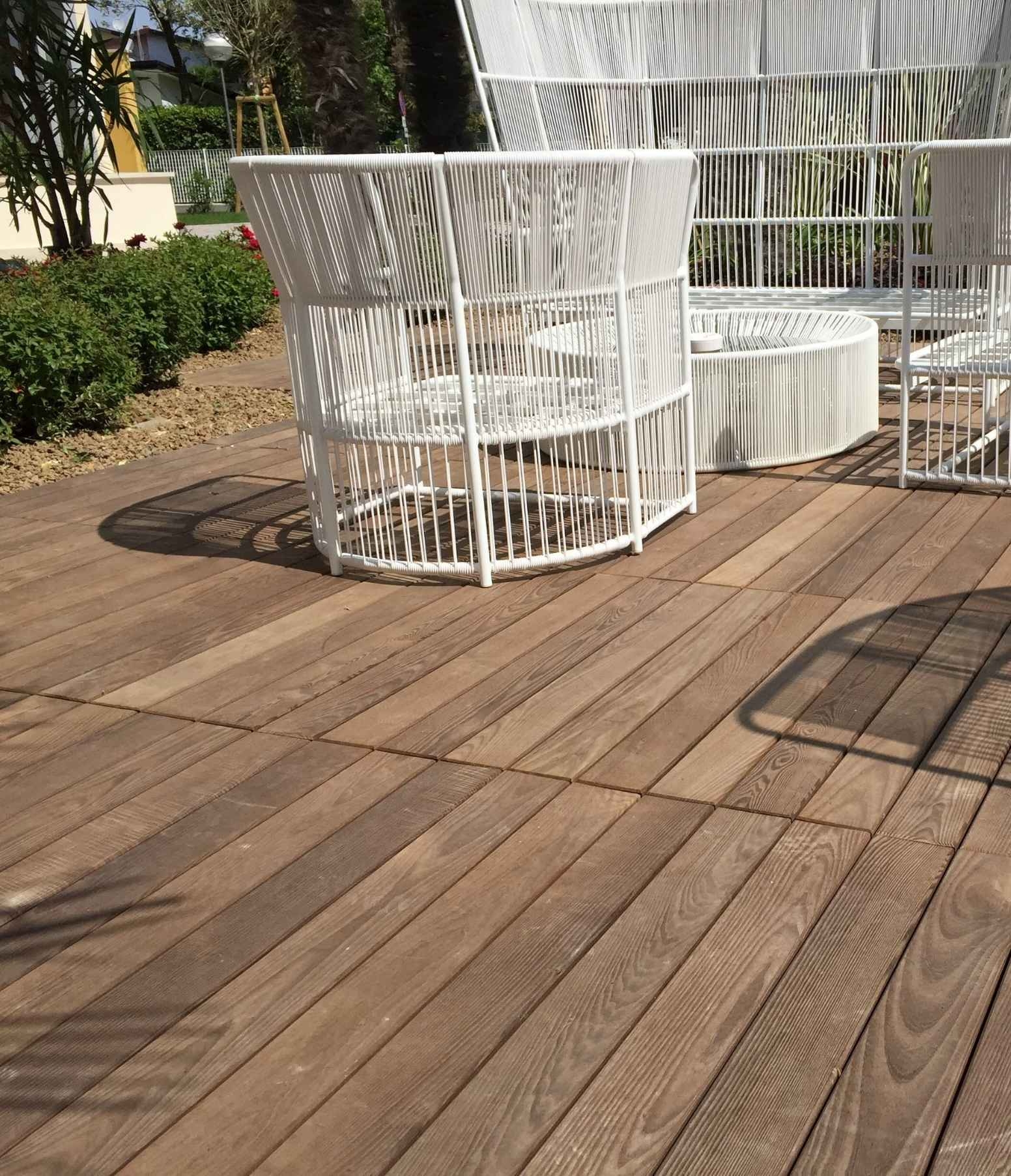 Tavolo e poltrone su un parquet in legno Frassino Termotrattato di Cabbia