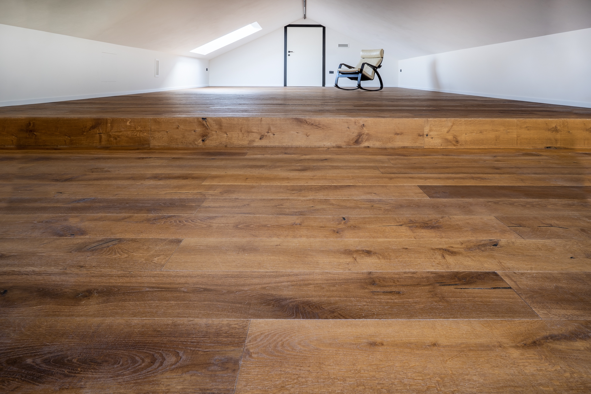 Stanza con pavimento in legno di Quercia Miele Taglio Sega di Cabbia