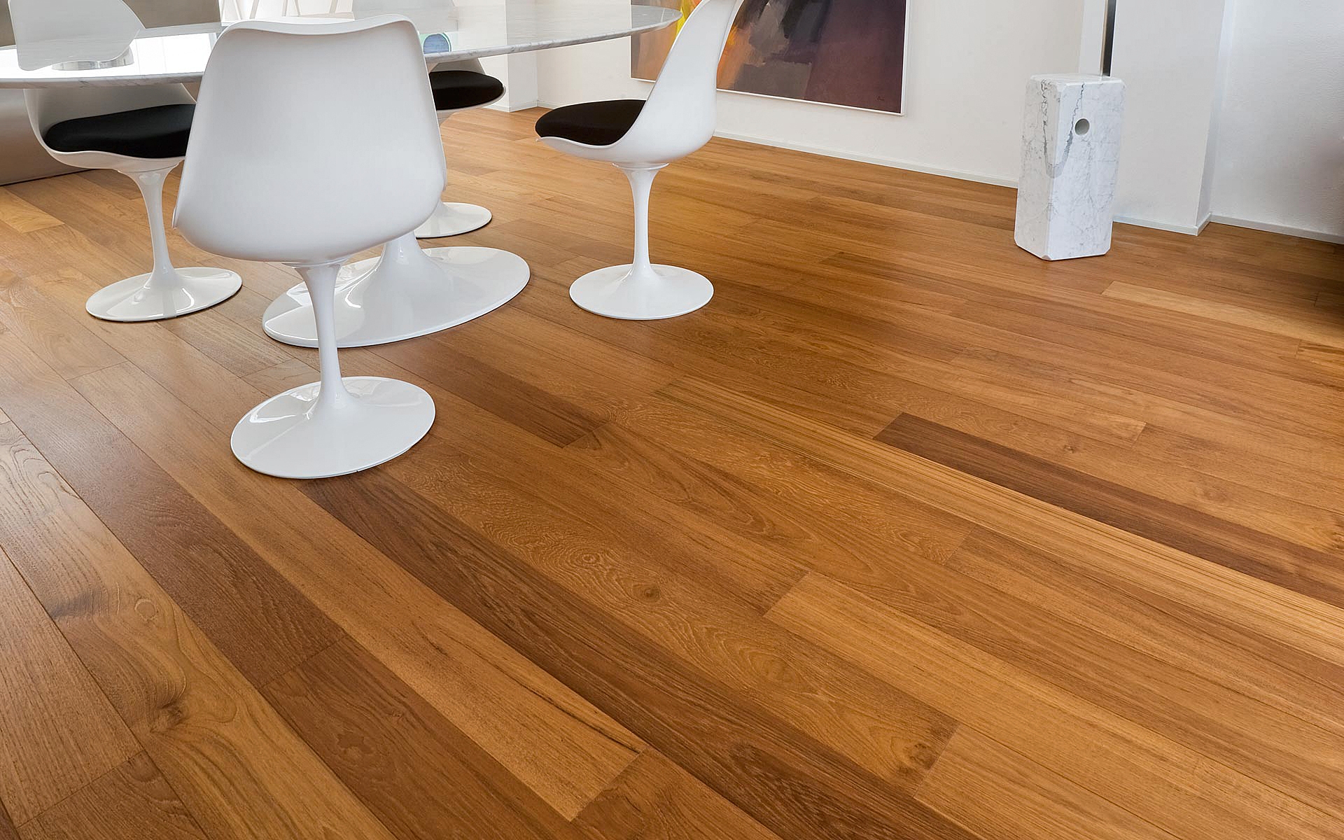 Tavolo e sedie su un parquet in Teak Spazzolato Verniciato di Cabbia