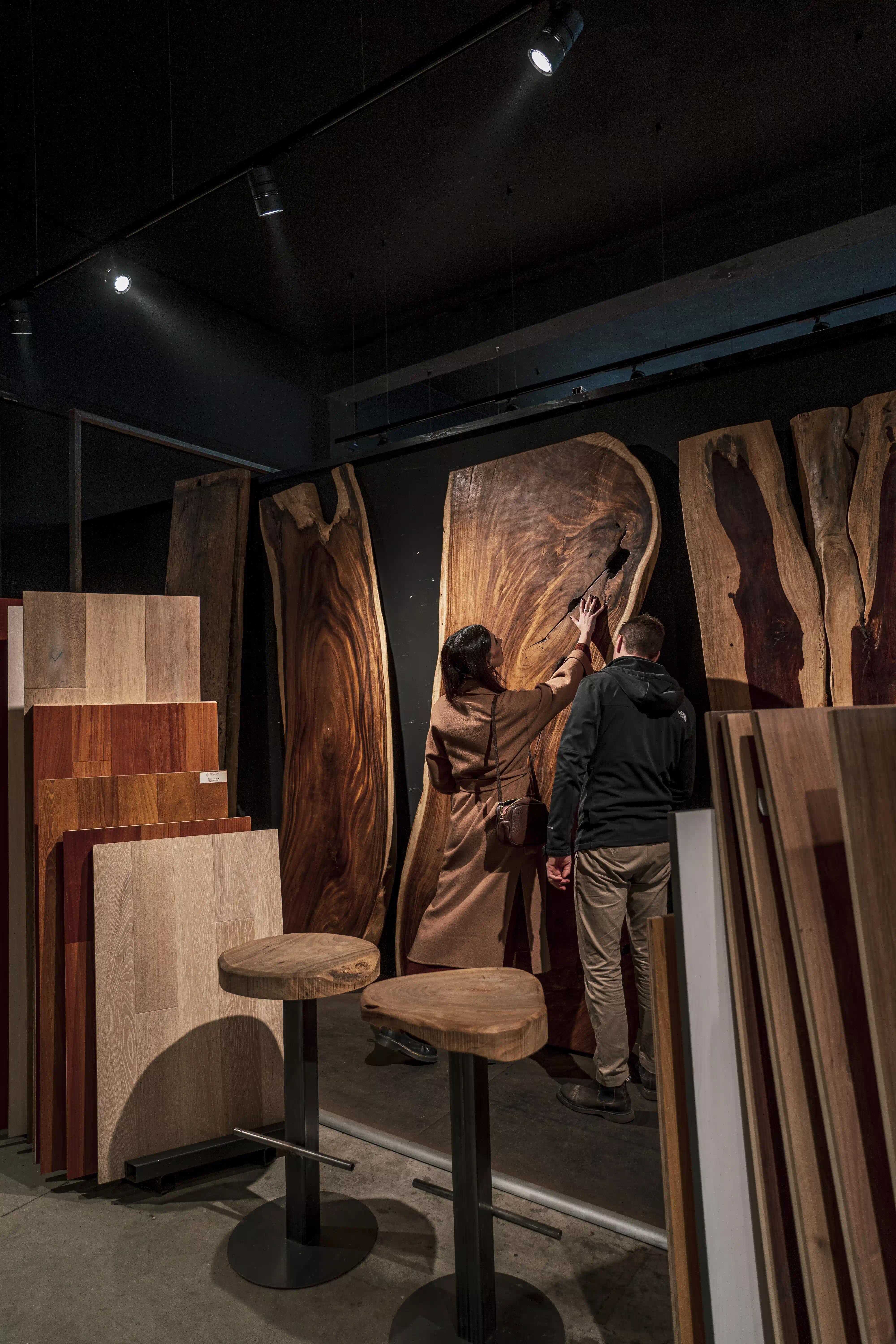 Coppia di persone che tocca i prodotti in legno di Cabbia