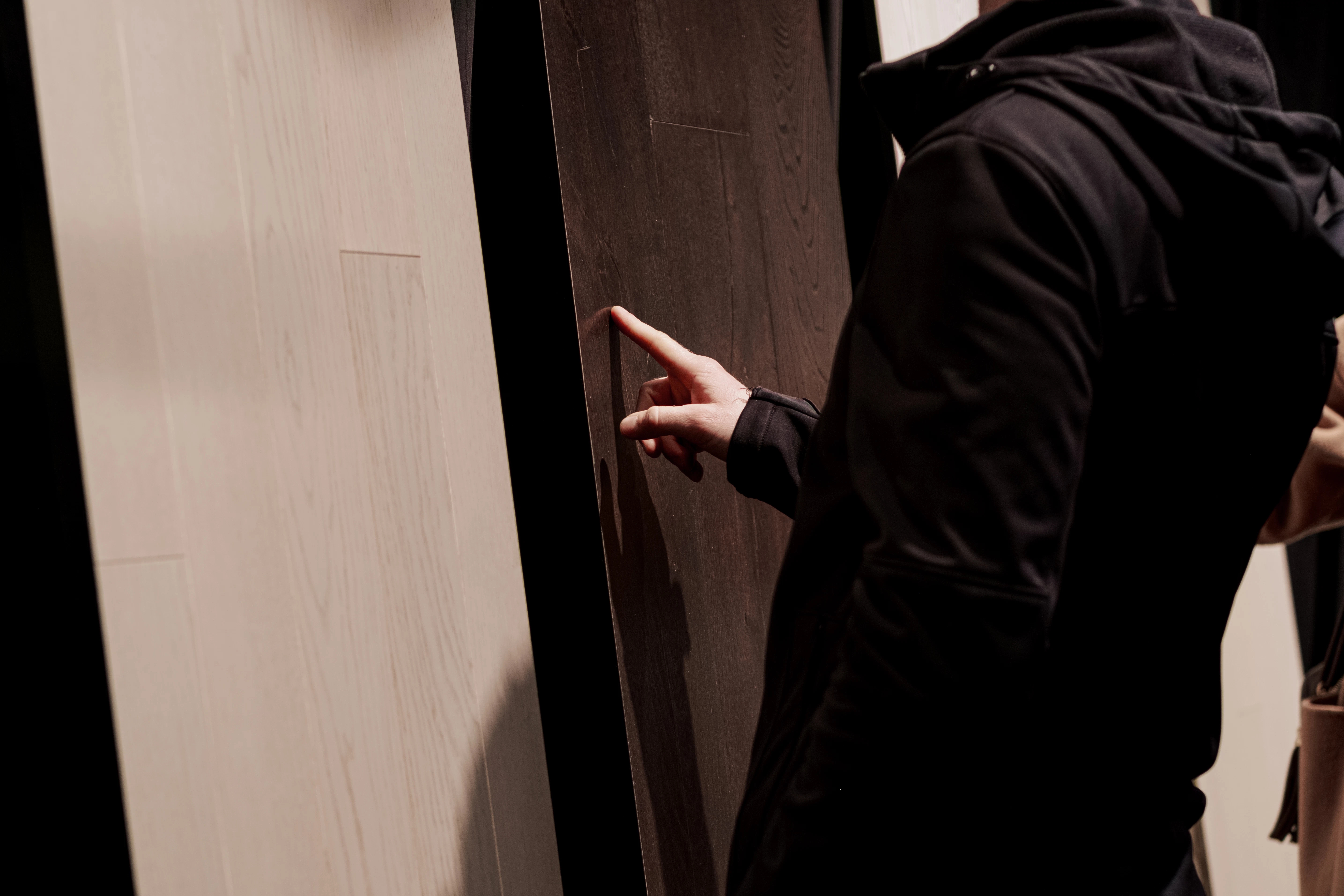 Cliente che tocca con mano asse di parquet di Cabbia