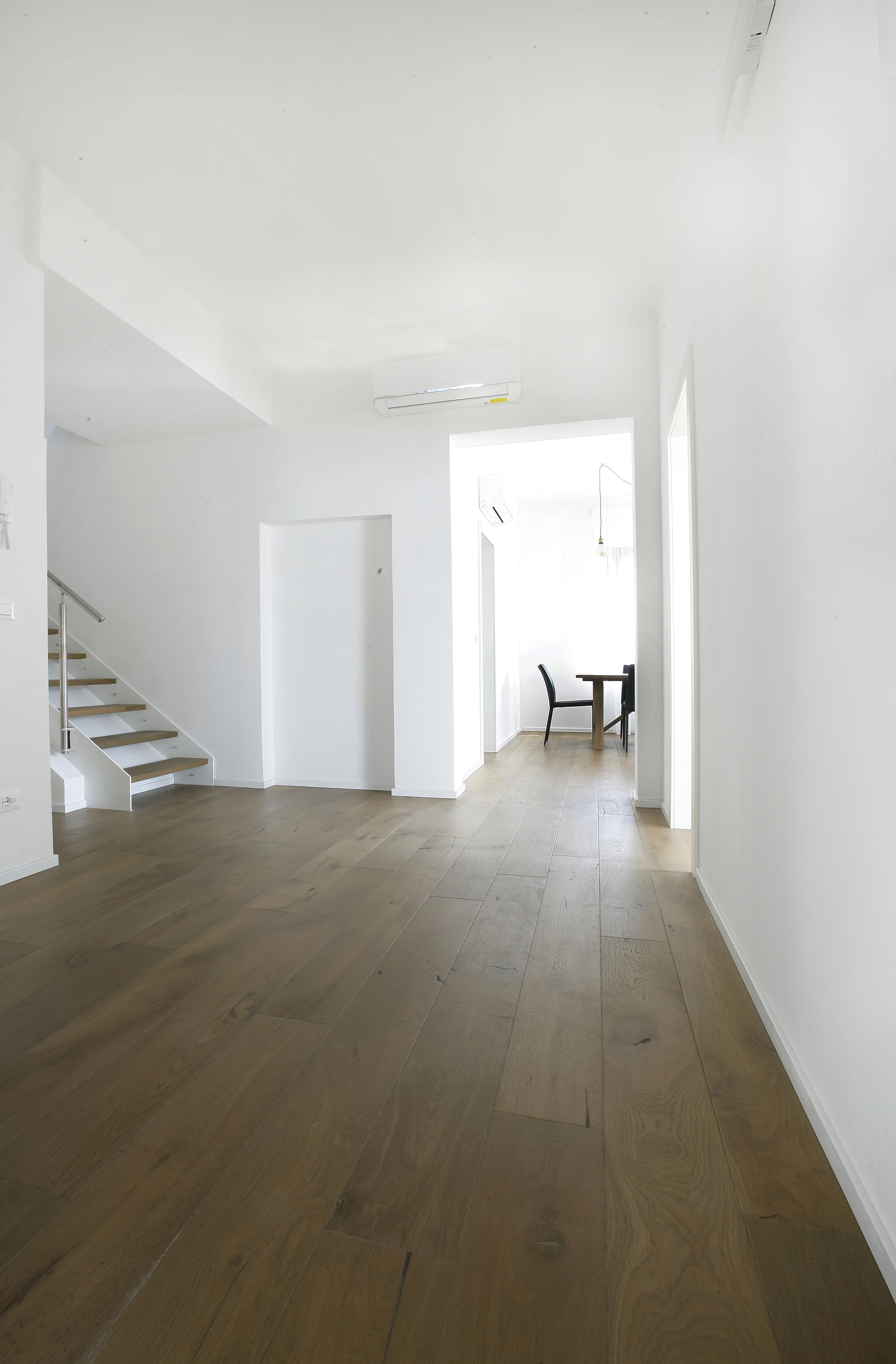 interno di una casa con pavimento in legno 