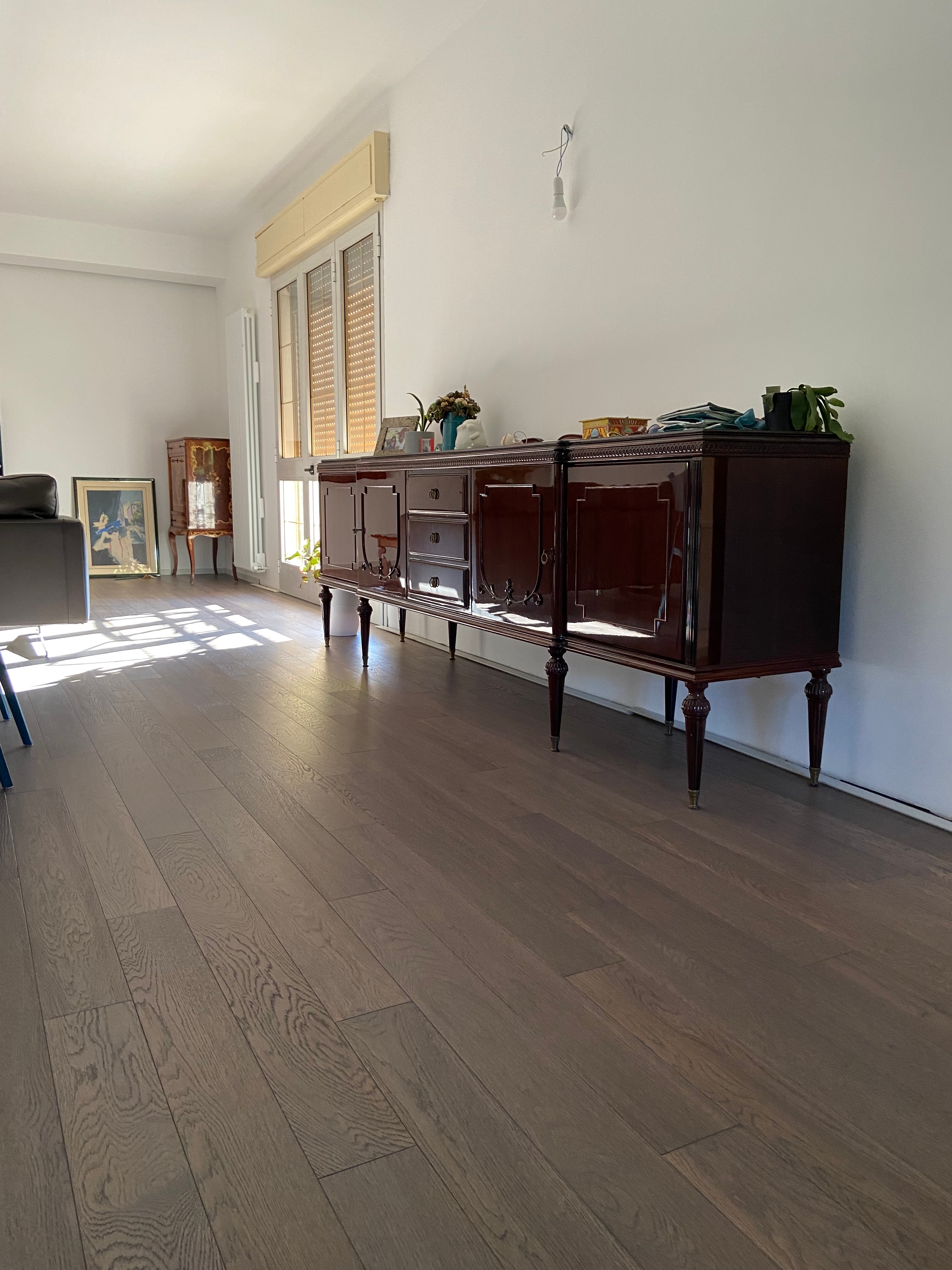 Mobile su un parquet di Quercia Piallato Rustik Cement linea Luxury di Cabbia