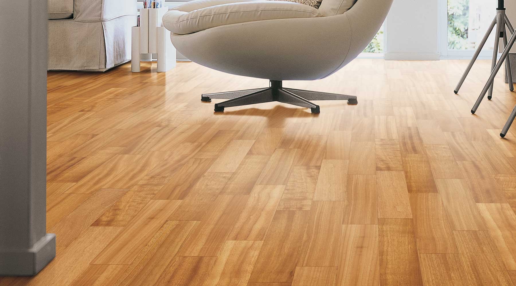 Poltrona su un Parquet in Doussiè Spazzolato Verniciato di Cabbia