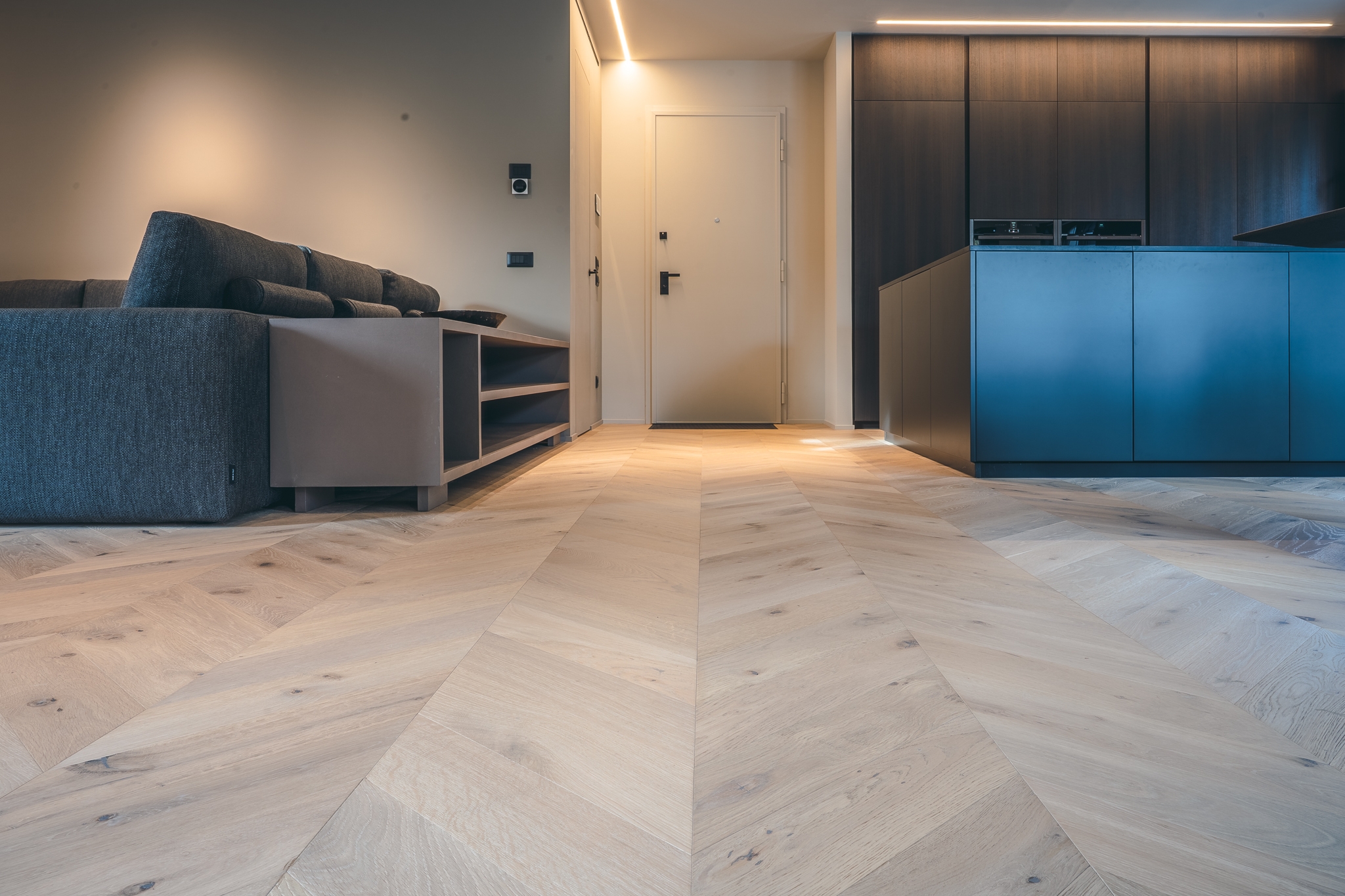 Soggiorno e Ingresso con Parquet a Spina francese in Rovere naturalizzato di Cabbia