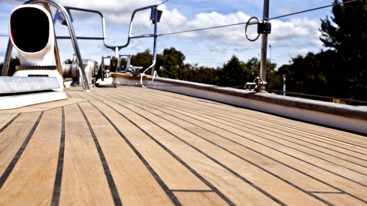 Ponte di una barca con parquet in Teak di Cabbia