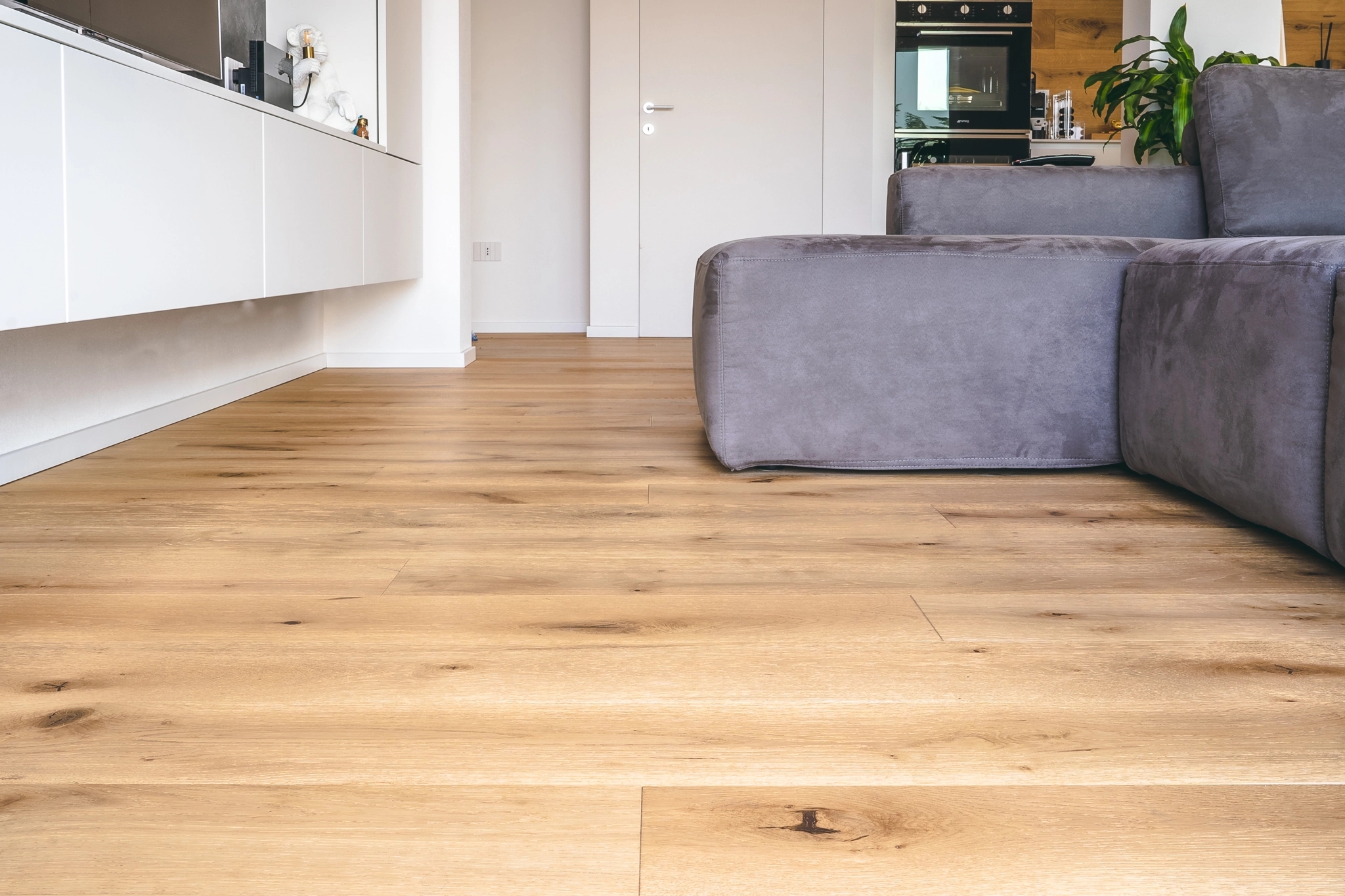 un divano su un pavimento in legno