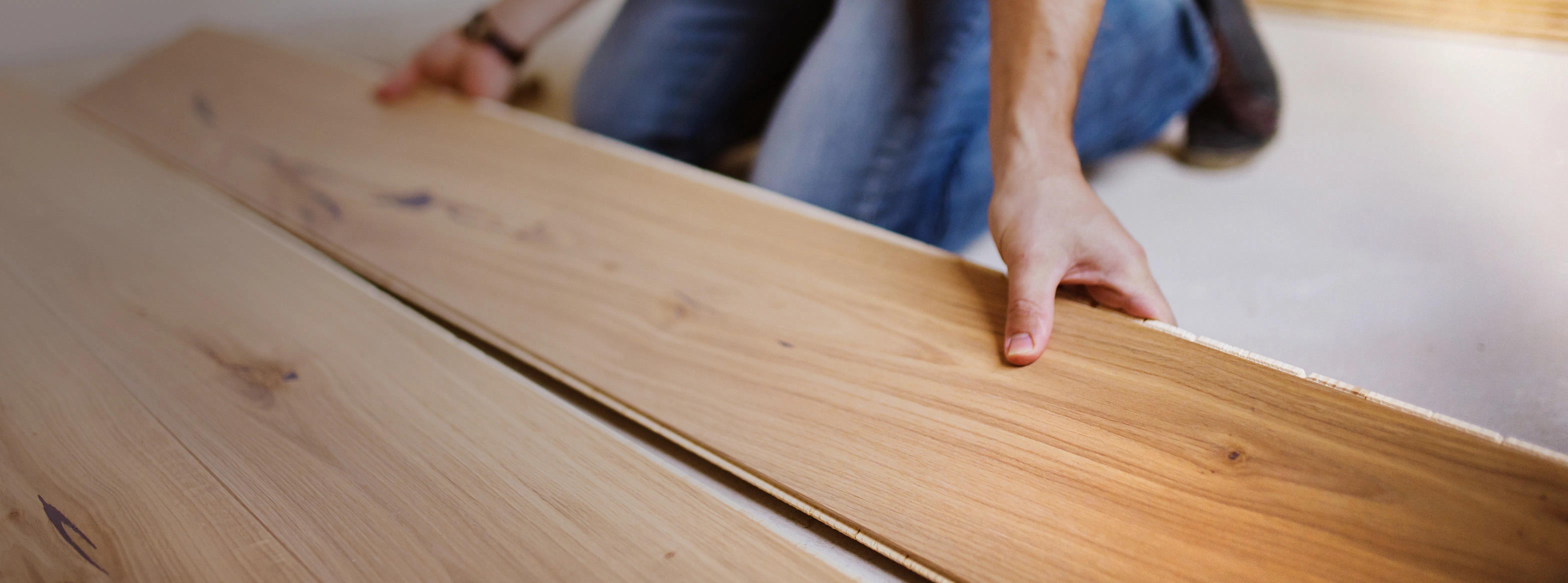 Artigiano che posa il parquet