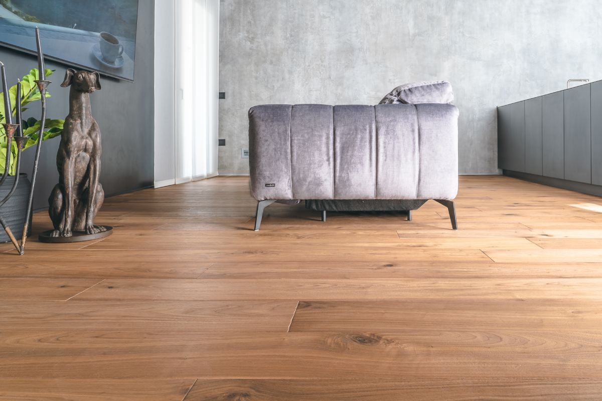 Salotto con Parquet in Noce Americano Crudo di Cabbia