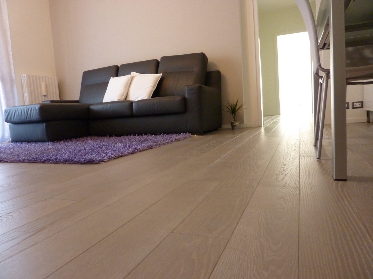 Salotto con parquet in Rovere Naturalizzato Spazzolato verniciato