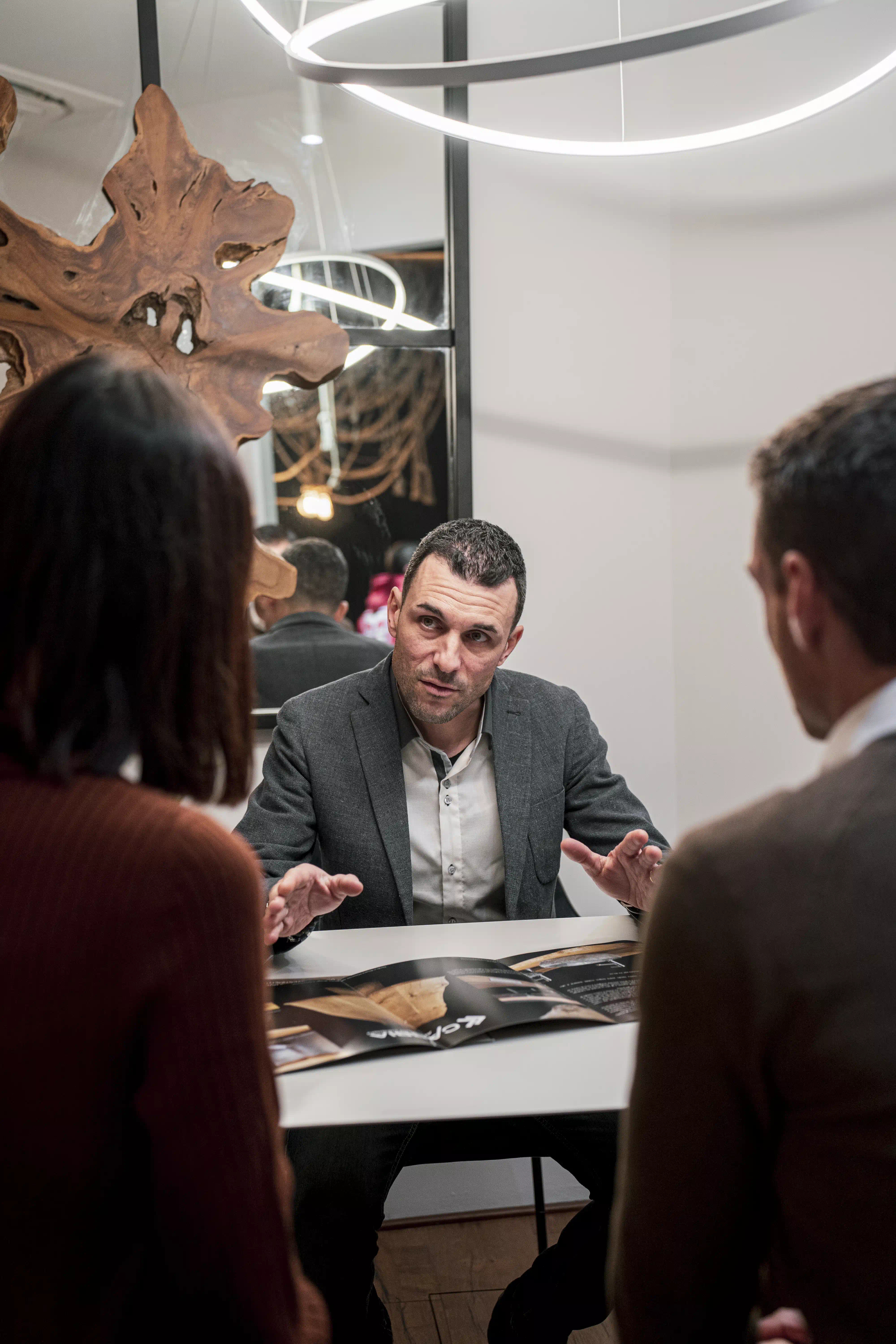 Consulente di Cabbia che parla a due clienti