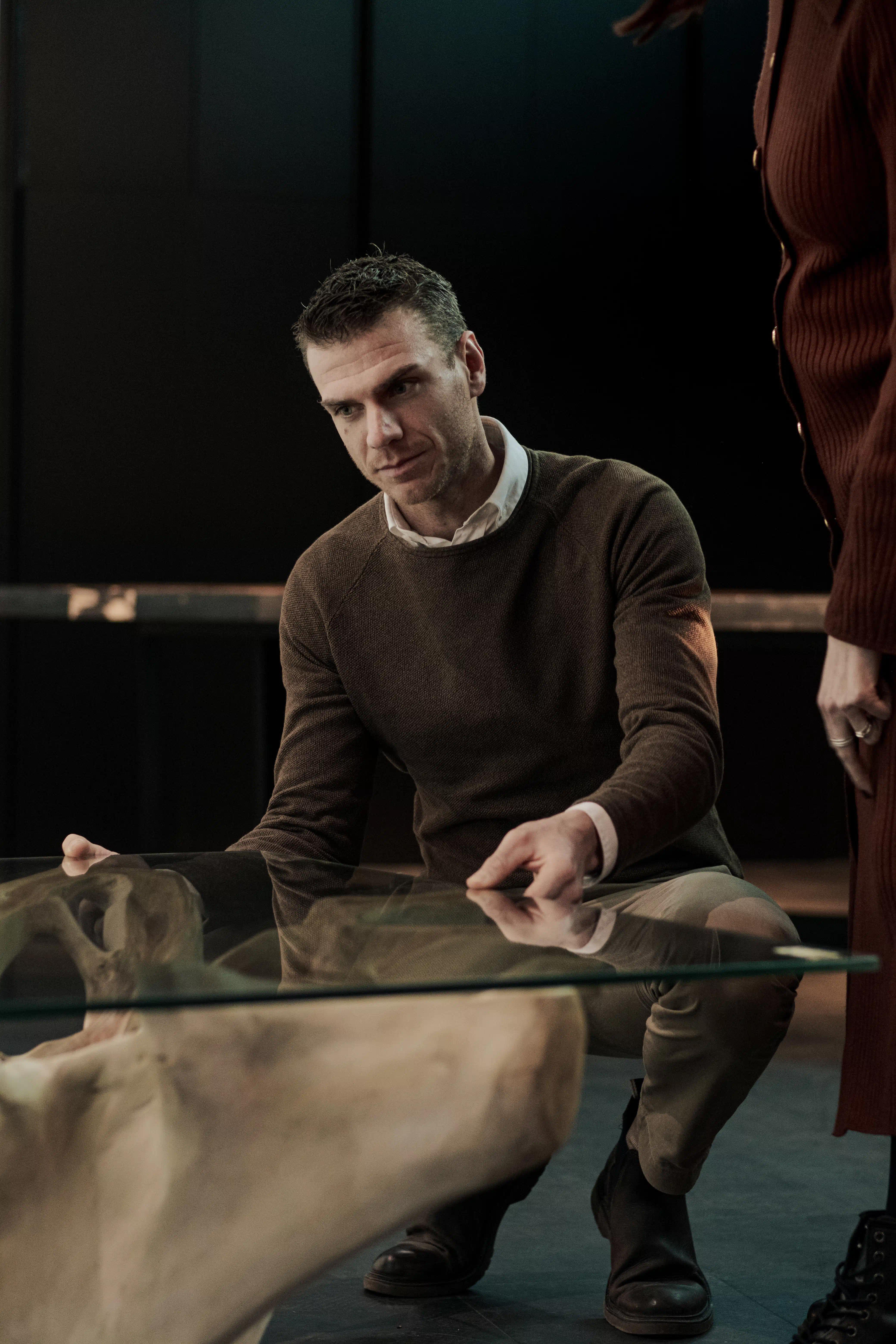 Clienti che guardano e toccano un tavolo in vetro di Cabbia