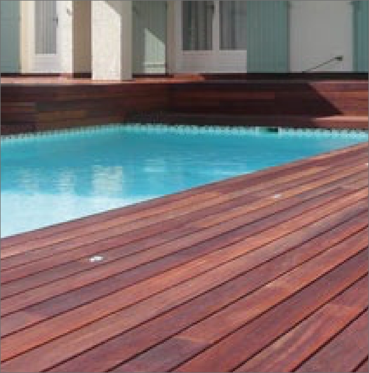 Bordo piscina con Parquet in legno Massaranduba di Cabbia