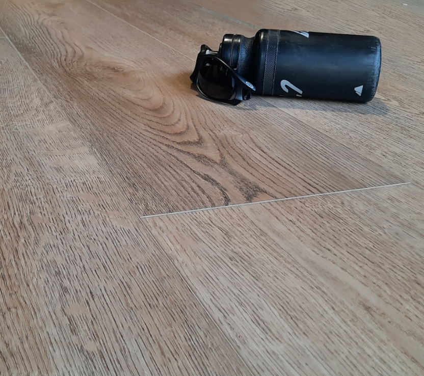 Borraccia su un parquet in legno naturalizzato Beige di Cabbia
