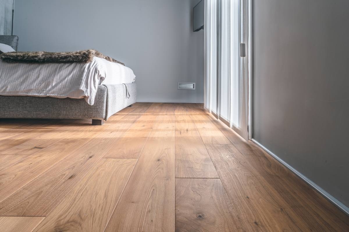 Camera da letto con Parquet in Noce Americano Crudo di Cabbia