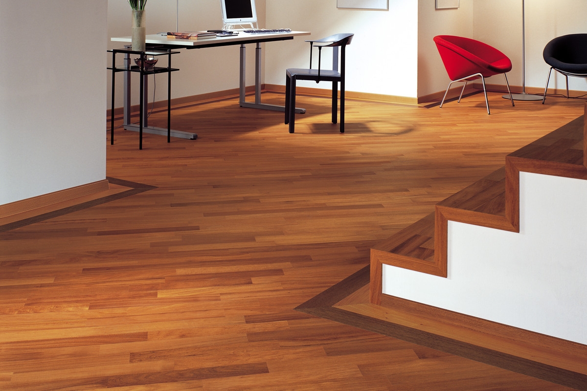 Stanza con Parquet in Doussiè Spazzolato Verniciato di Cabbia