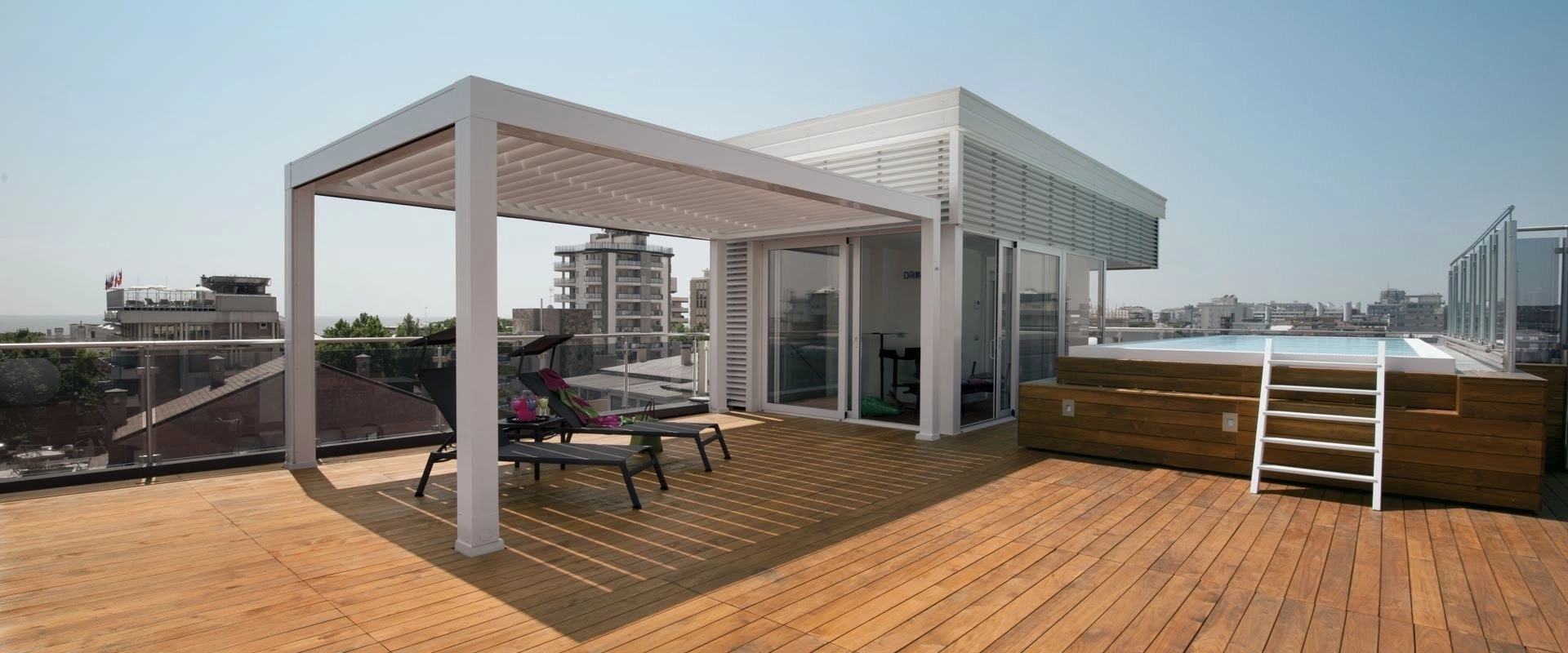 Pavimentazione esterna di un terrazzo con piscina Cabbia Outdoor