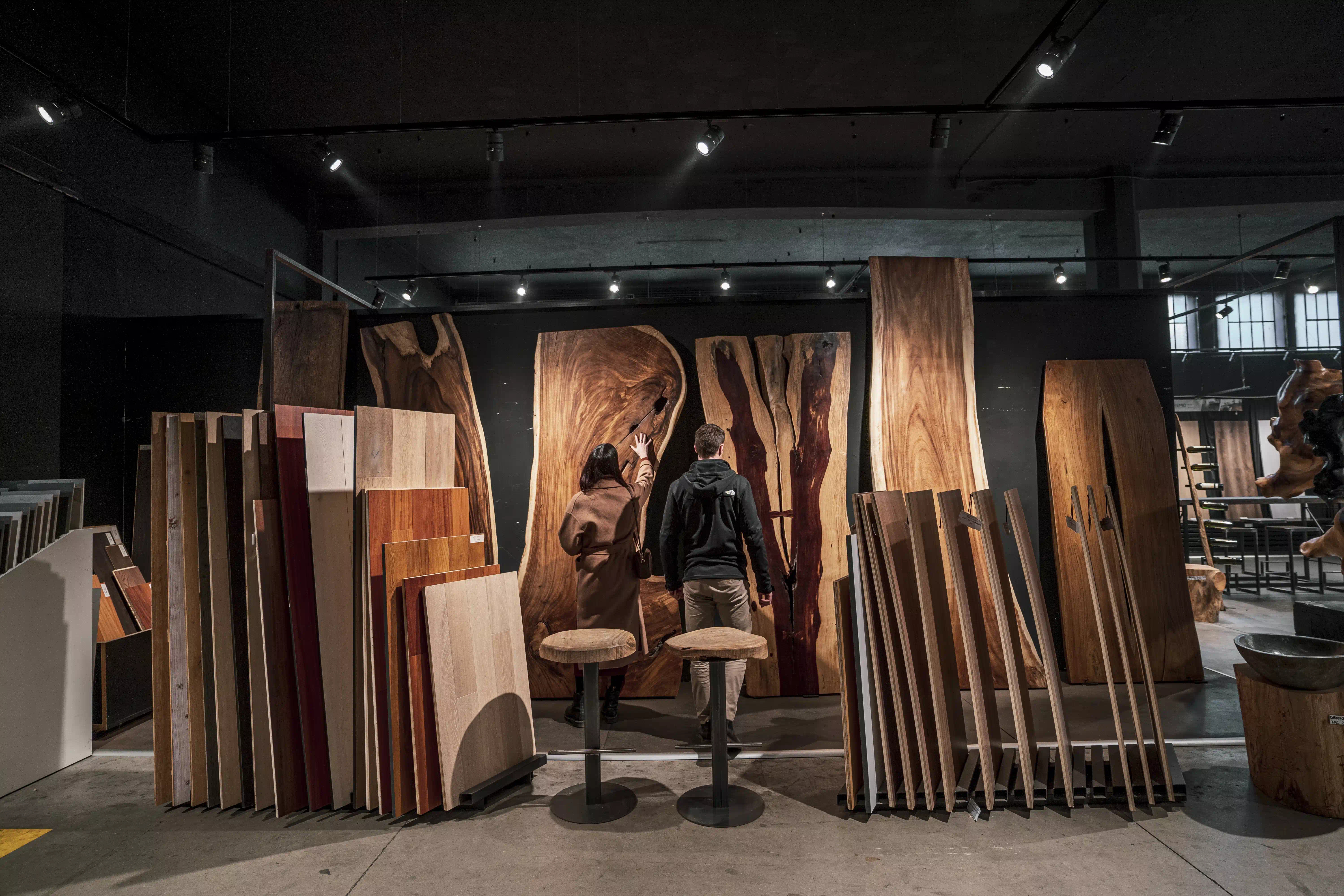 Coppia di persone che esplora lo showroom di Cabbia