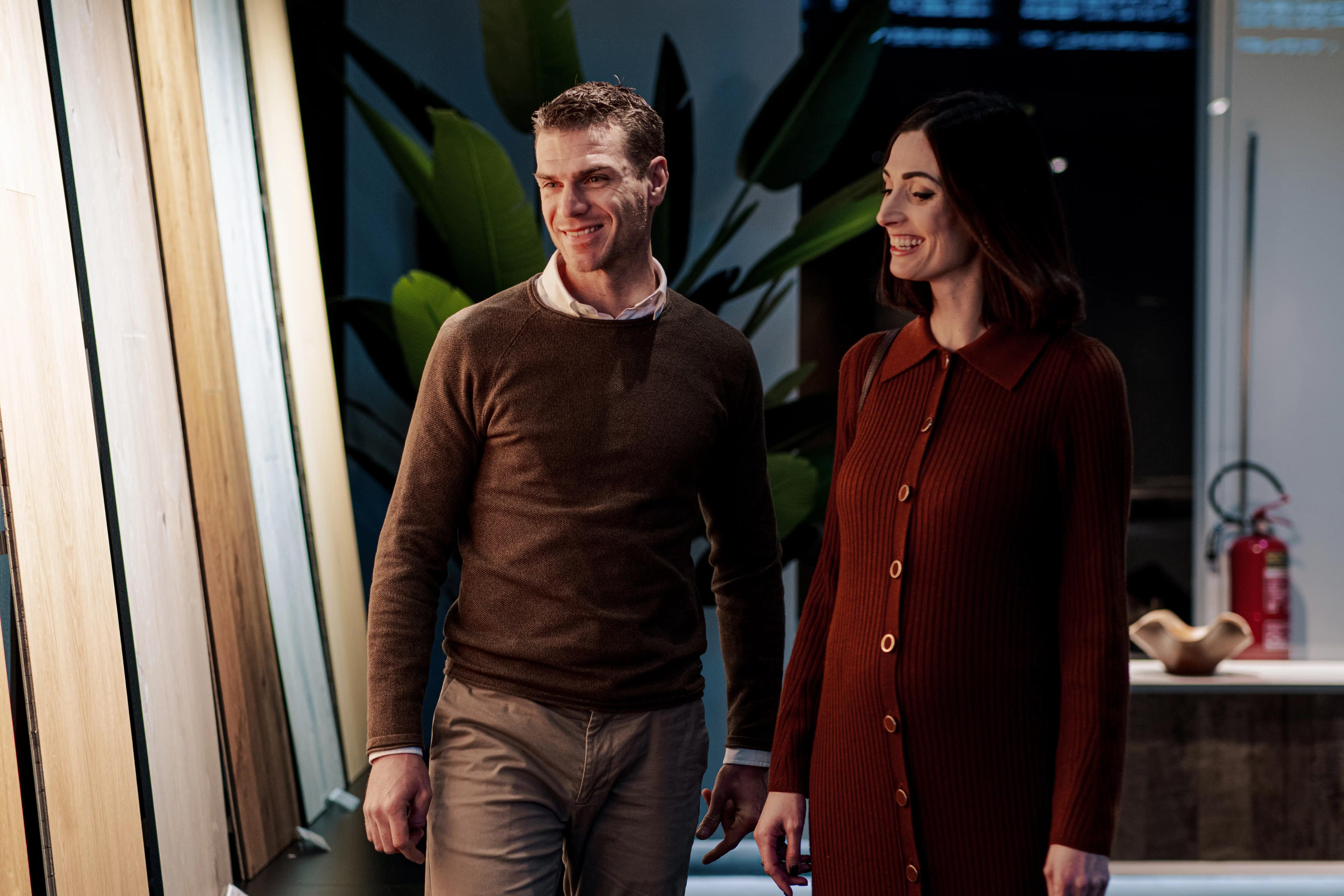 Coppia di persone che esplorano lo showroom di Cabbia