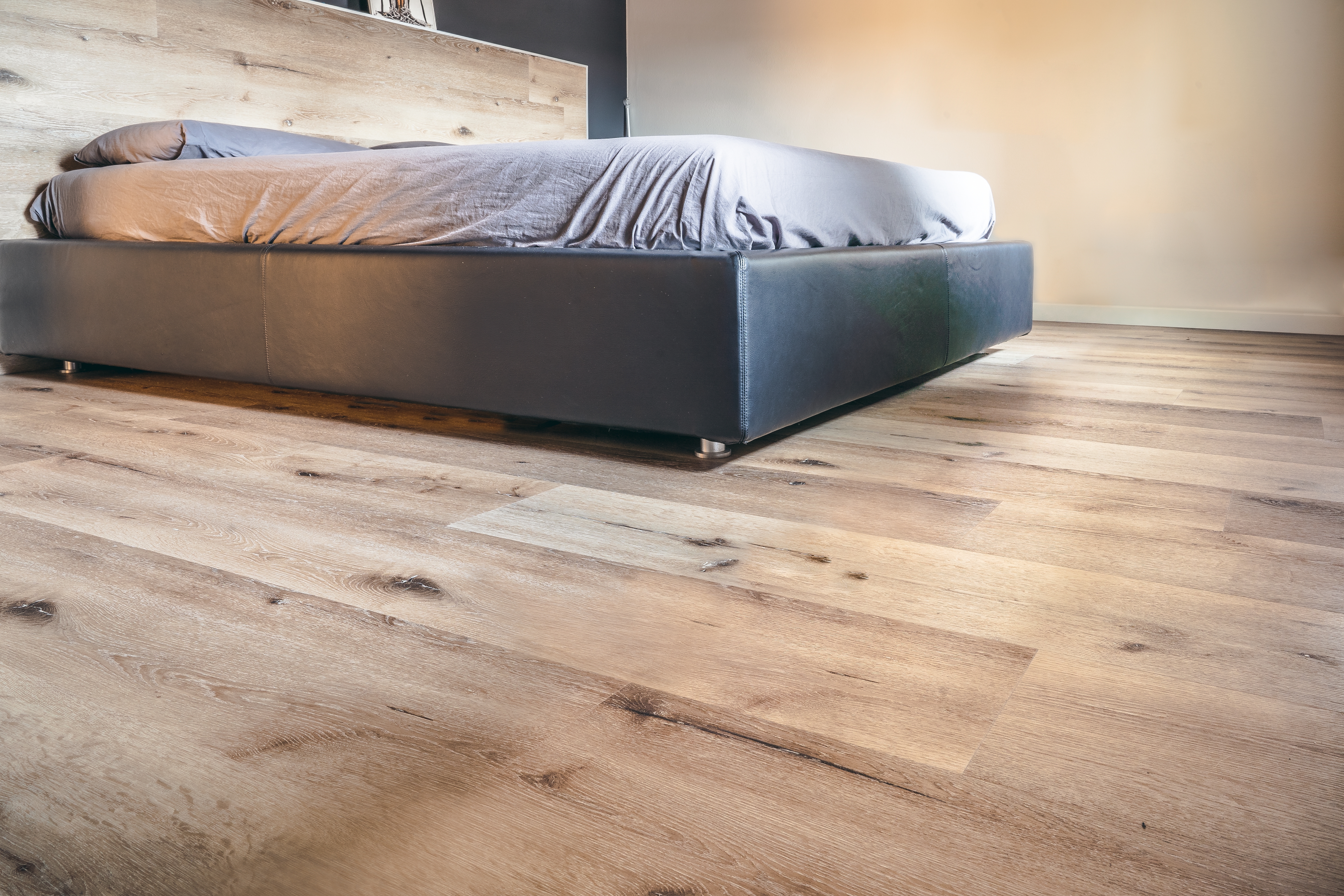 Camera da letto con Parquet Extremo Decapè Vintage di Cabbia