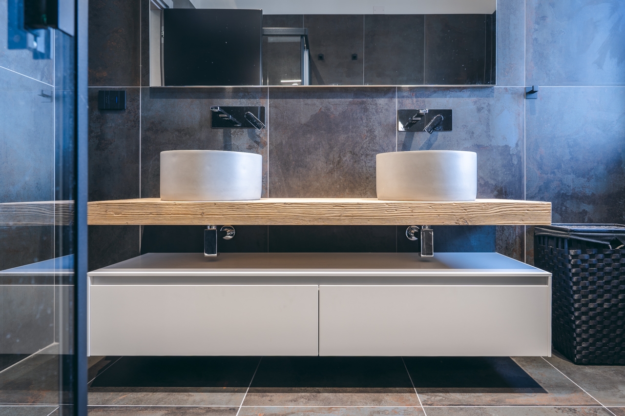 Bagno con un parquet di Quercia Tempi Antichi Naturale di Cabbia