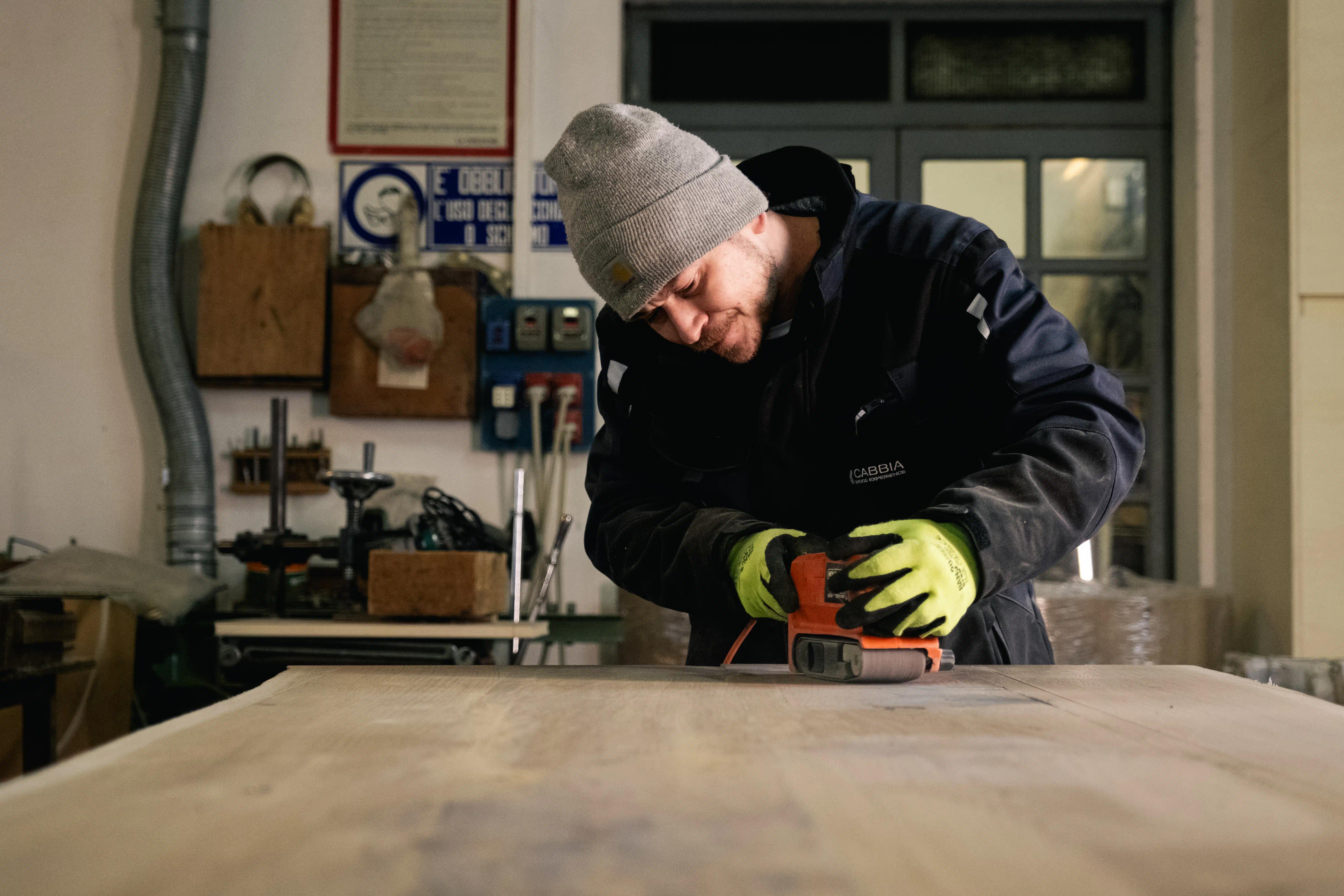 Artigiano di Cabbia che lavora il legno