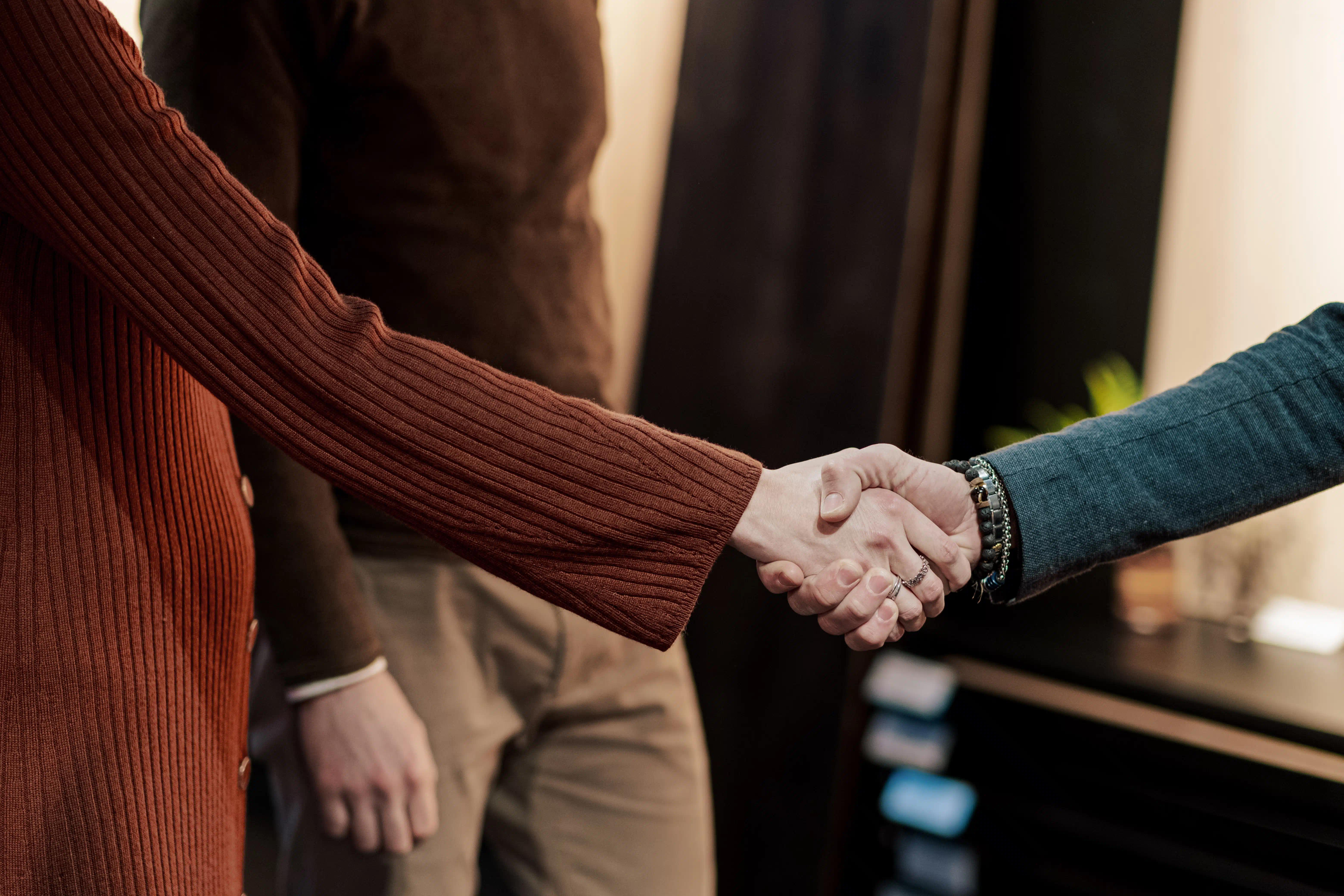 Consulente di Cabbia che stringe la mano ad un cliente