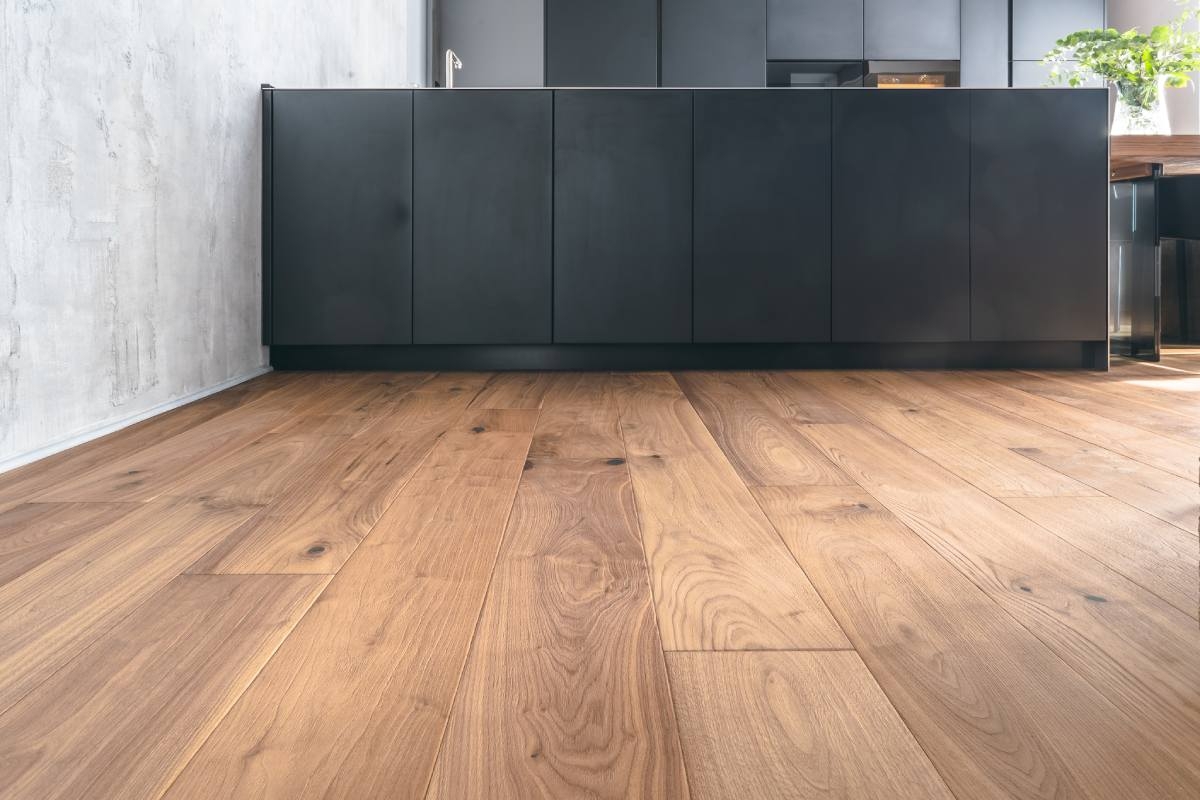 Cucina con Parquet in Noce Americano Crudo di Cabbia