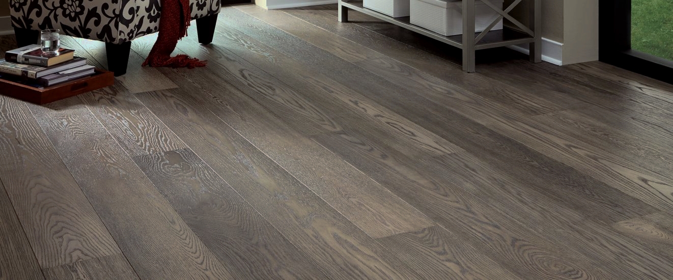 Mobili su un parquet di Quercia Piallato Rustik Cement linea Luxury di Cabbia