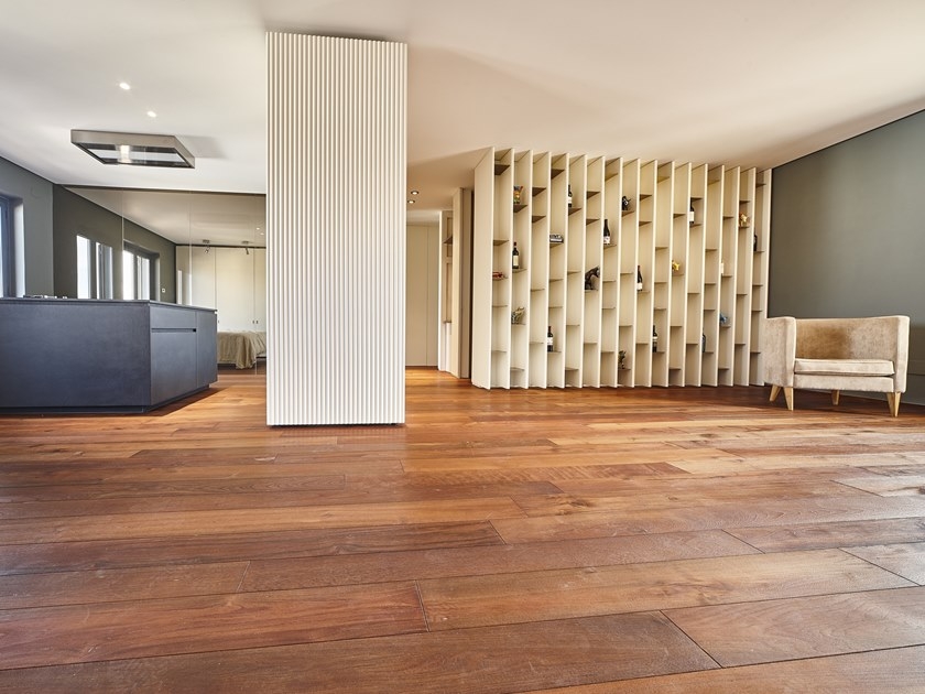 Salotto con parquet in Teak Spazzolato Verniciato di Cabbia