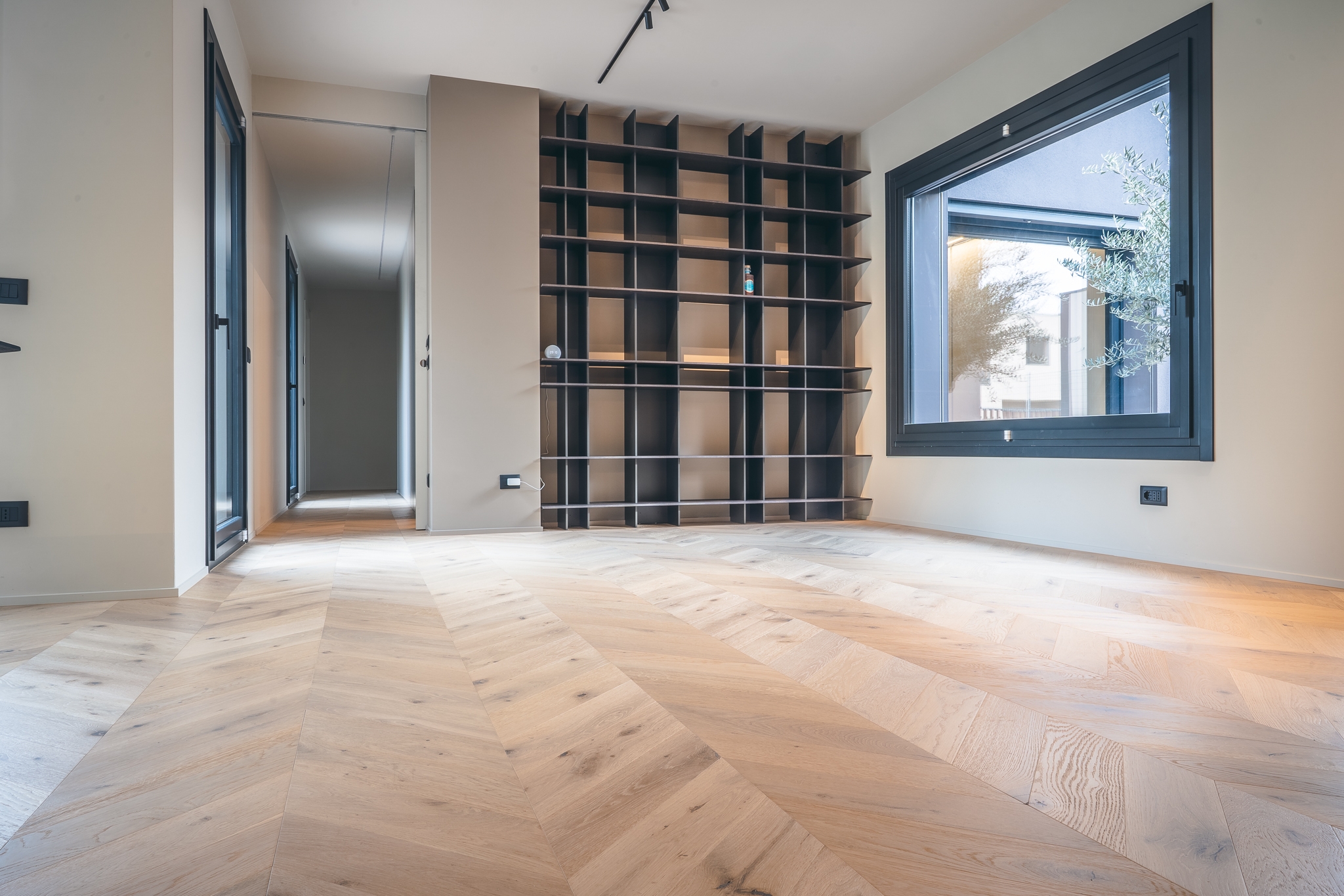 Scaffale su un Parquet a Spina francese in Rovere naturalizzato di Cabbia