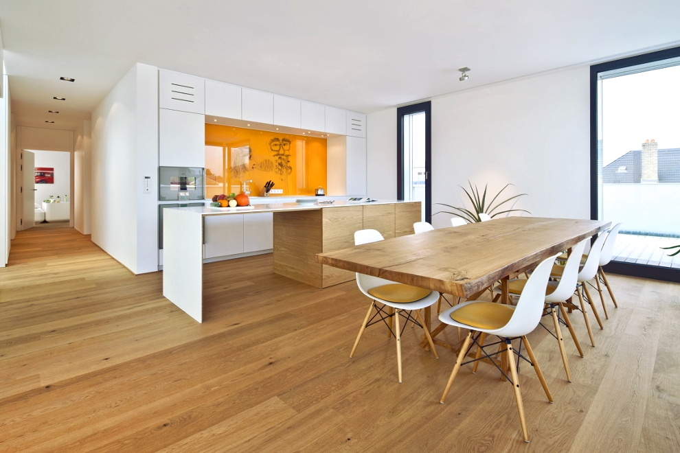 Cucina e sala da pranzo con parquet Piallato Rustik linea Luxury di Cabbia