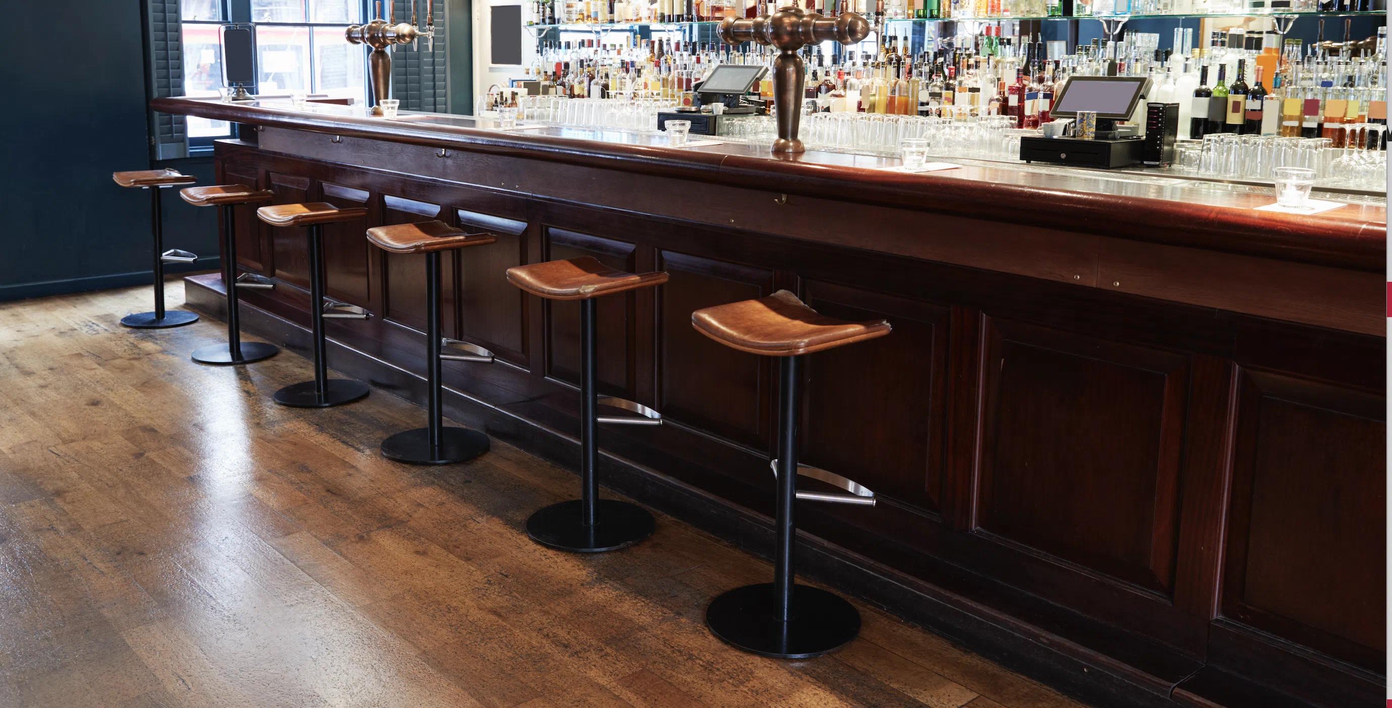 Interno di locale con pavimento in legno vinilico Cabbia Extremo