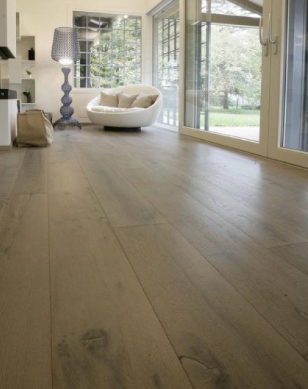 un soggiorno con pavimento in legno