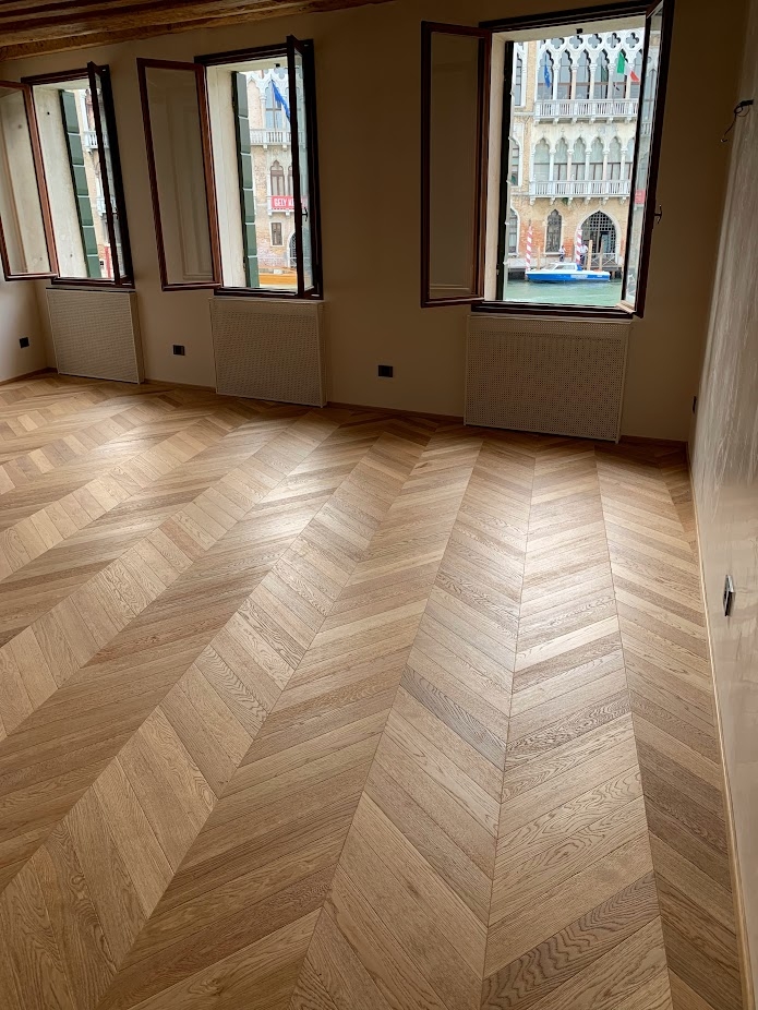 Stanza con Finestre aperte con parquet in Rovere a Spina Francese Naturale Classic