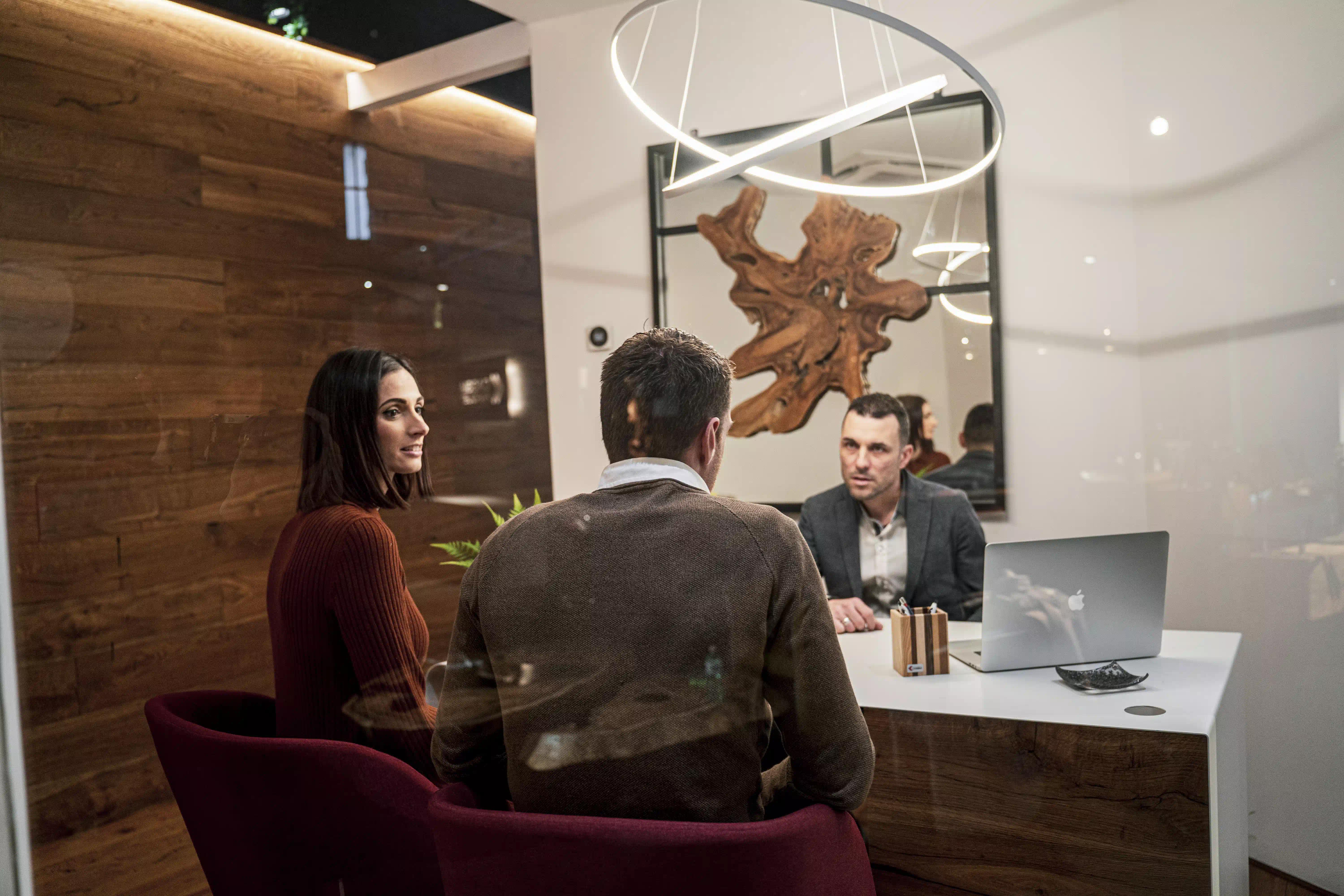 Consulente di Cabbia che accoglie due clienti nel suo ufficio