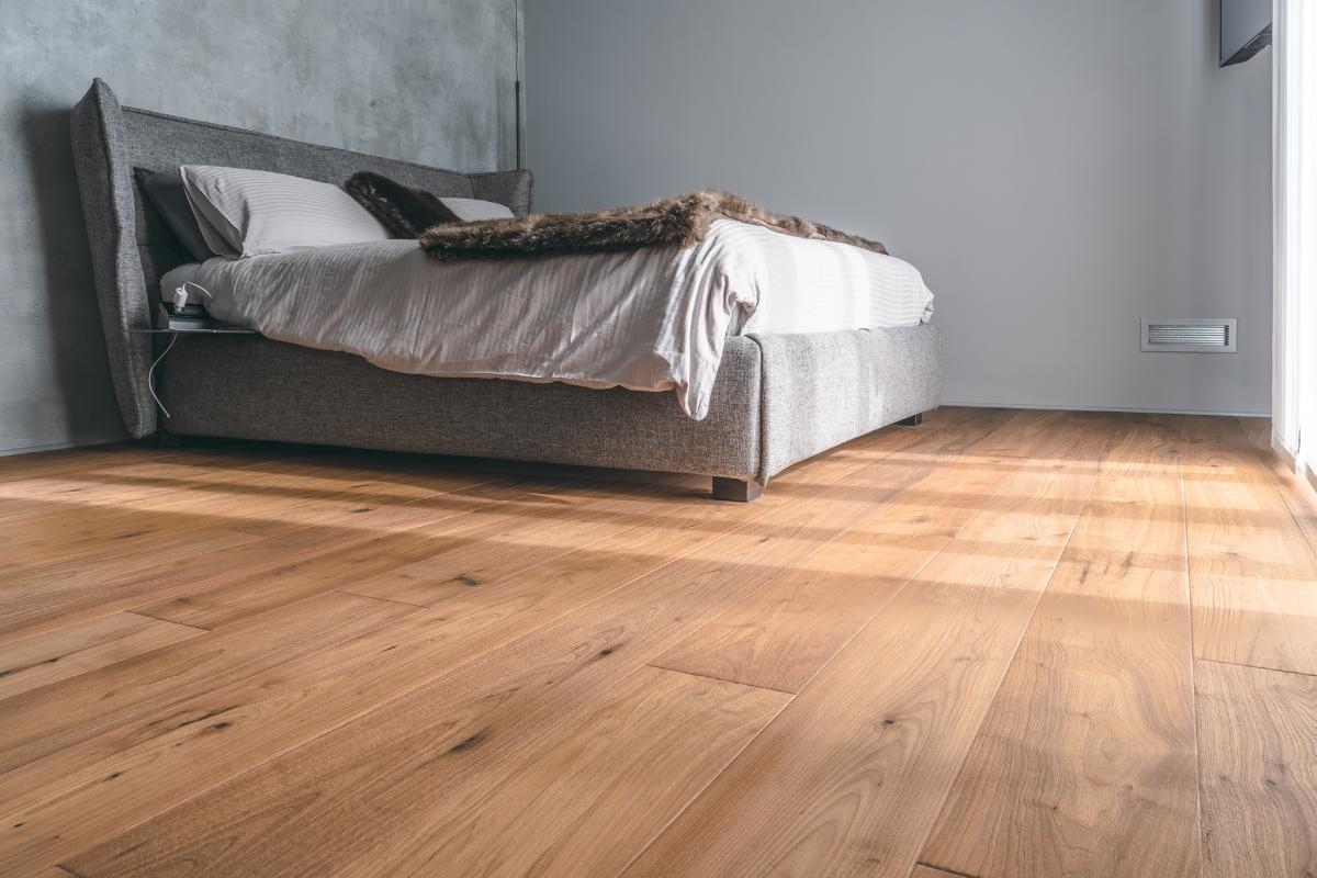 Camera da letto con Parquet in Noce Americano Crudo di Cabbia