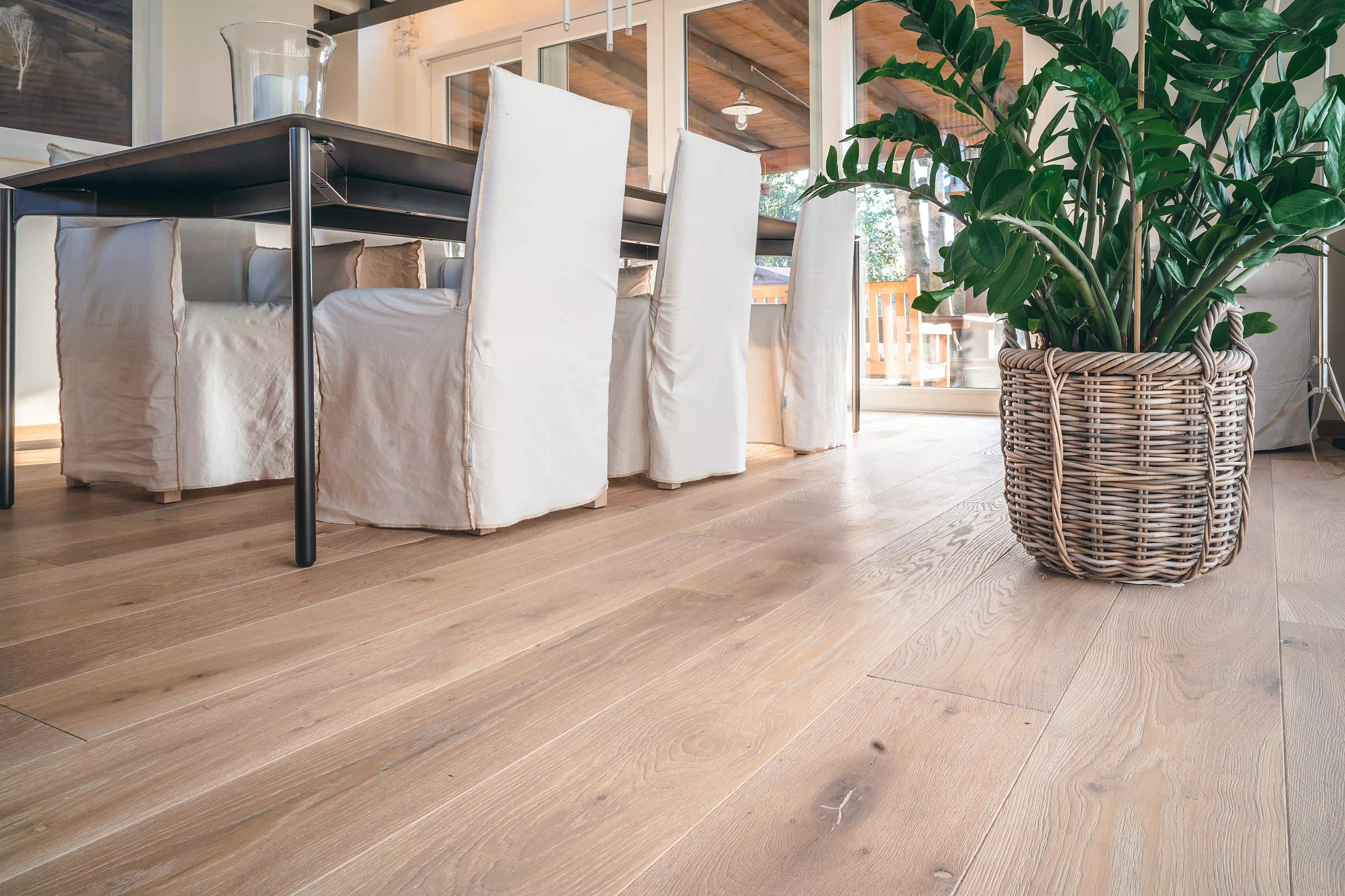 Sala da pranzo con parquet Moravia di Cabbia