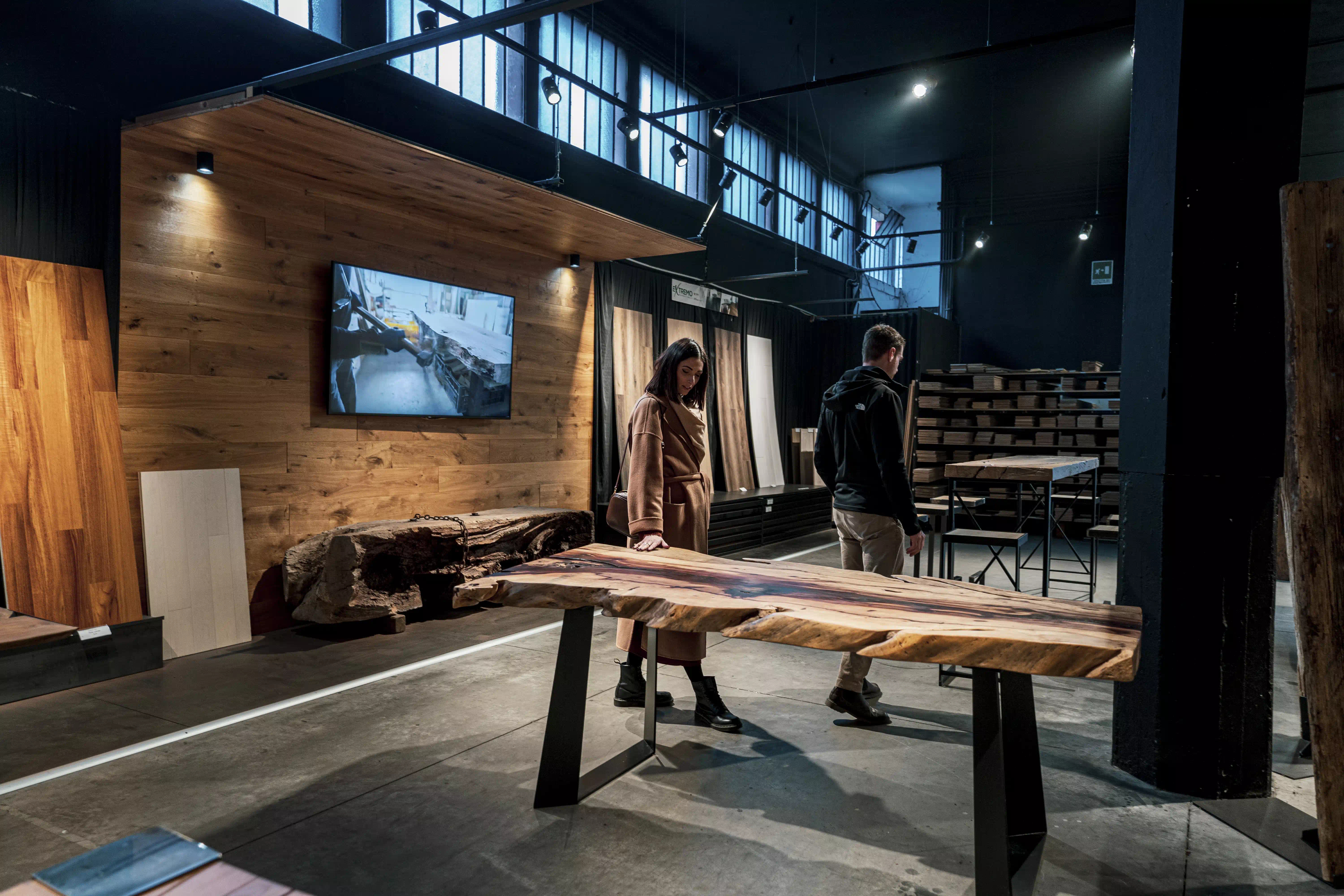 Coppia di persone che esplorano lo showroom di Cabbia