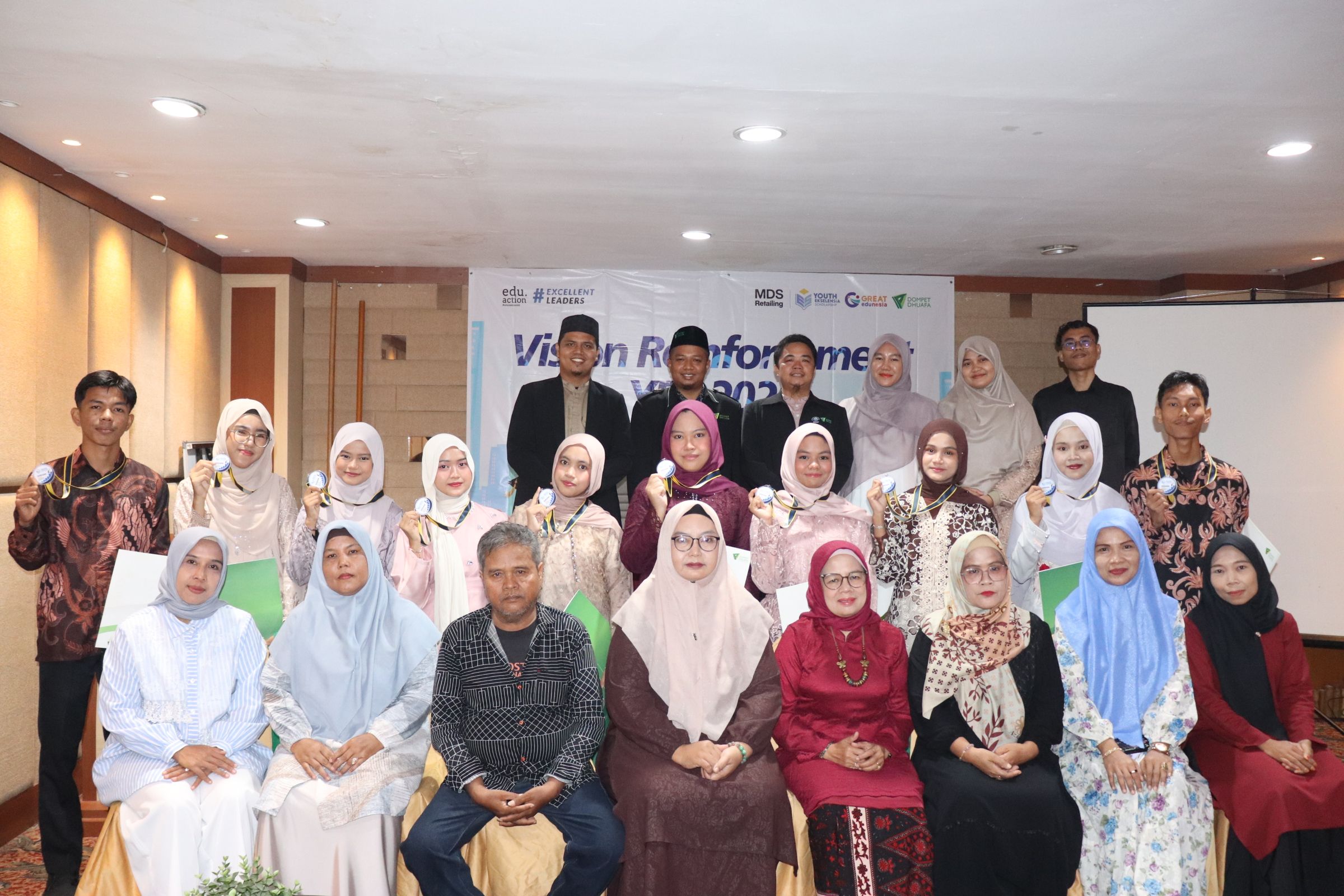 10 penerima manfaat Youth Ekselensia Scholarship (YES) Padang Angkatan IV mengikuti kegiatan Vision Reinforcement YES 2026