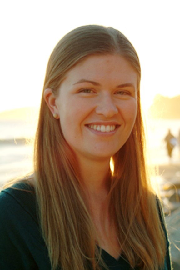 Emma Wear headshot photo