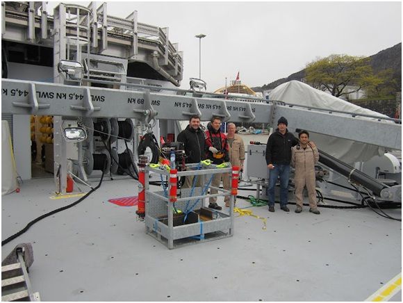 Stern A frame shown in the fully inboard position.