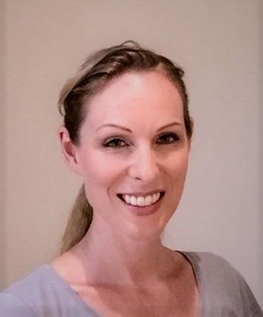Vikki Lowe headshot photo