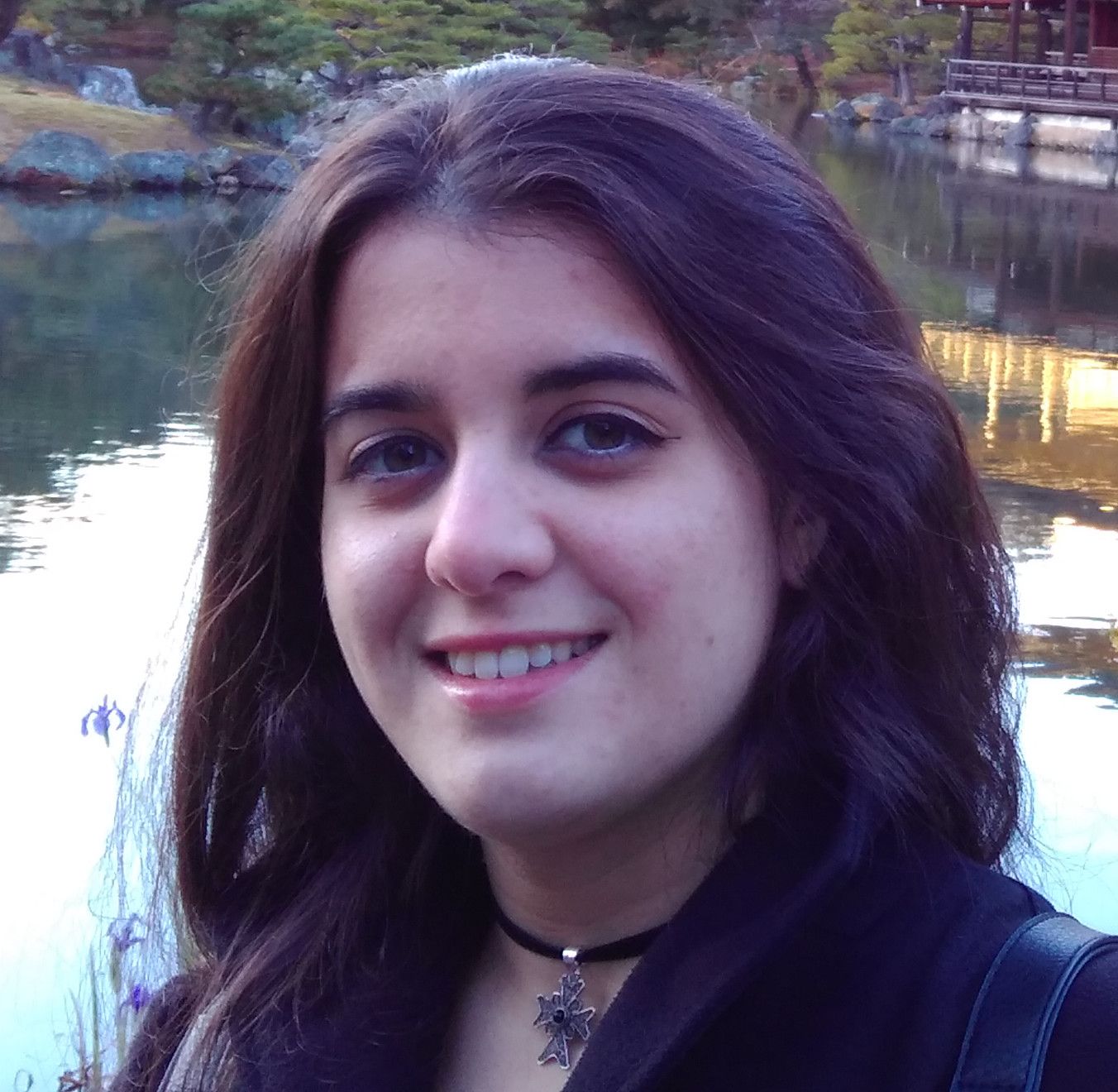 Mara Laguna headshot photo
