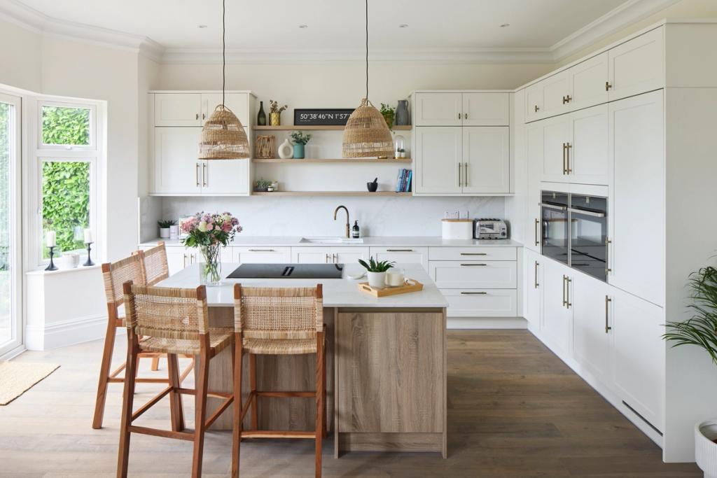 Contemporary Shaker kitchen with knurled brass accents